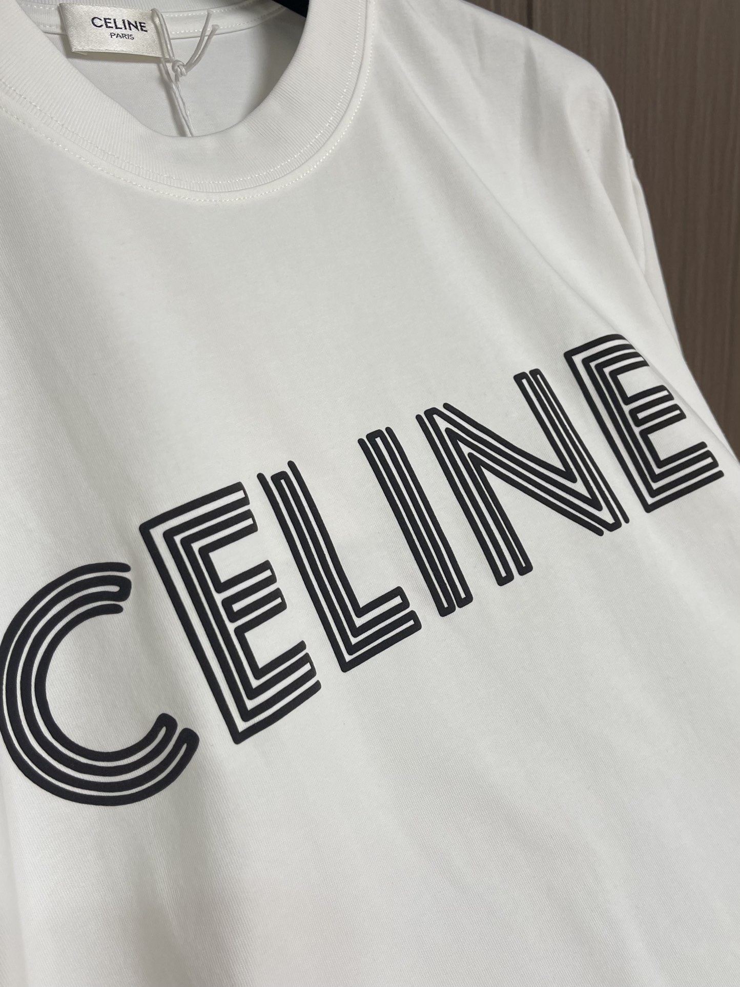 
Celine 经典款logo标识短袖T恤，面料采用170克50支双股 手感柔软 舒适亲肤 简单到极致就