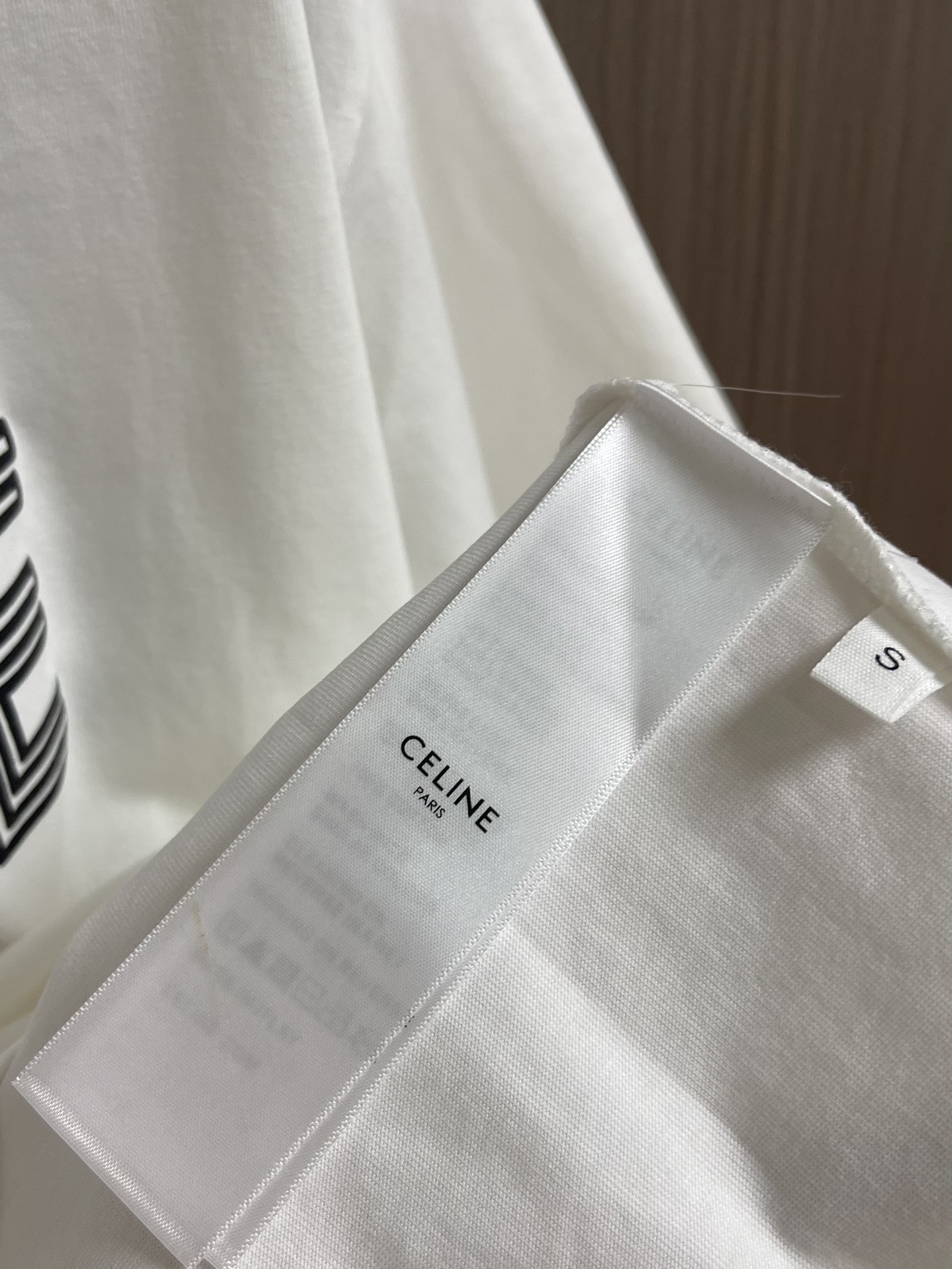 
Celine 经典款logo标识短袖T恤，面料采用170克50支双股 手感柔软 舒适亲肤 简单到极致就