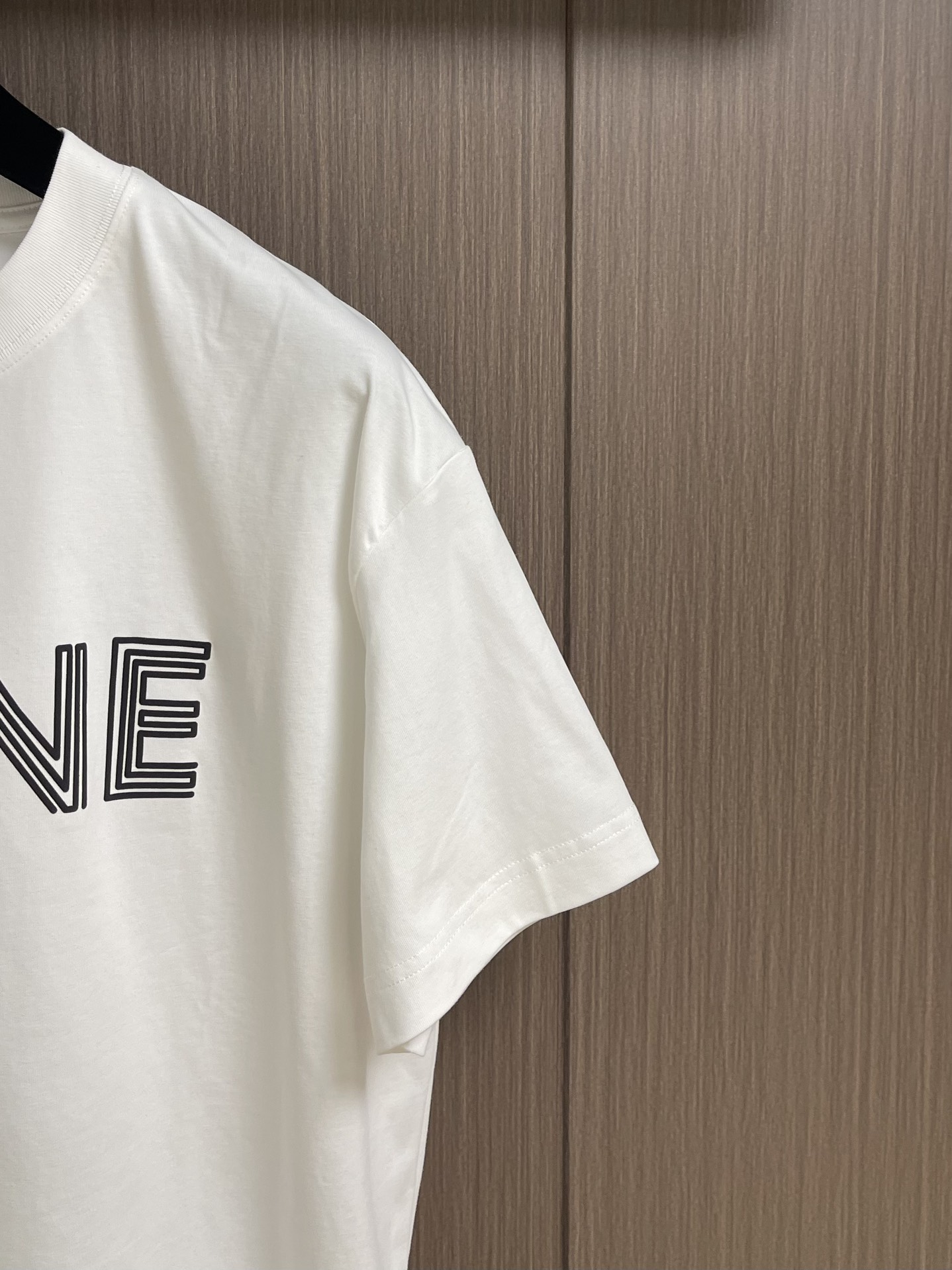 
Celine 经典款logo标识短袖T恤，面料采用170克50支双股 手感柔软 舒适亲肤 简单到极致就