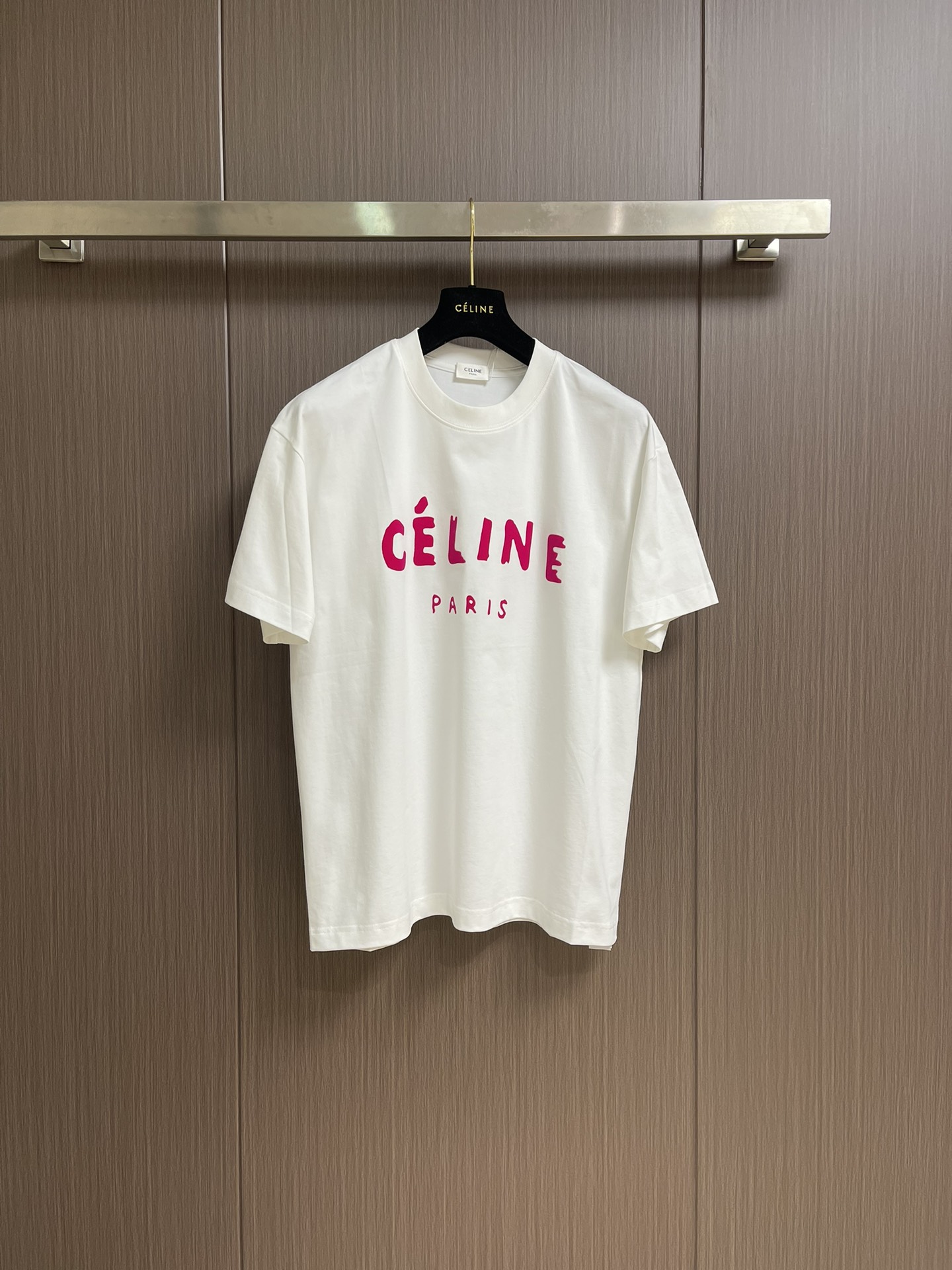 NO:425921,Celine graffiti printed round neck short-sleeved T-shirt, specific mercerated long-length cotton fabric, silicone oil environmentally friendly elastic offset printing, silicone oil has good elasticity, adding to glue can significantly improve the elasticity of the finished product and make the fabric softer and more comfortable. At the same time, it can enhance the adhesion between the glue and the fabric. The adhesive and the fabric are strongly adhered to, and are resistant to washing and wear, and are not easy to fall off or change color. Basic h loose round neck dress cut, classic round neck short-sleeved design, the inner seam is made with elastic inserts to prevent the clothes body from walking after washing multiple times. The cuffs and bottom edges of the hem are fixed with double bright lines. Size S-XL, celine, T-shirt,tees, t-shirt,alexander wang19860909Celine 涂鸦印花圆领短袖T恤,特定丝光长绒棉面料,硅油环保弹力胶印,硅油具有良好的弹性,添加到胶浆中可以显著提高成品的弹性,使面料更加柔软、舒适.同时能够增强胶浆与面料之间的附着力,胶浆与面料附着力强,耐洗耐磨,不易脱落或变色.基础h宽松圆领衣型剪裁,经典圆领短袖版型设计,内部做缝处以弹力嵌条的嵌入防止多次穿洗后衣身走行.袖口、下摆底边采用专机辑双明线收边固定.尺码S-XL,,celine,T-shirt,tees，t-shirt,alexander wang,Men's clothing