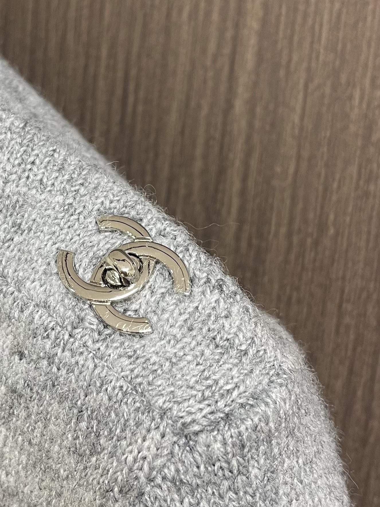 
Chanel 书包扣长袖针织毛衣，定织百花绒镶羊毛织料。肩部巧妙融入标志性香奈儿书包扣设计，采用接缝立