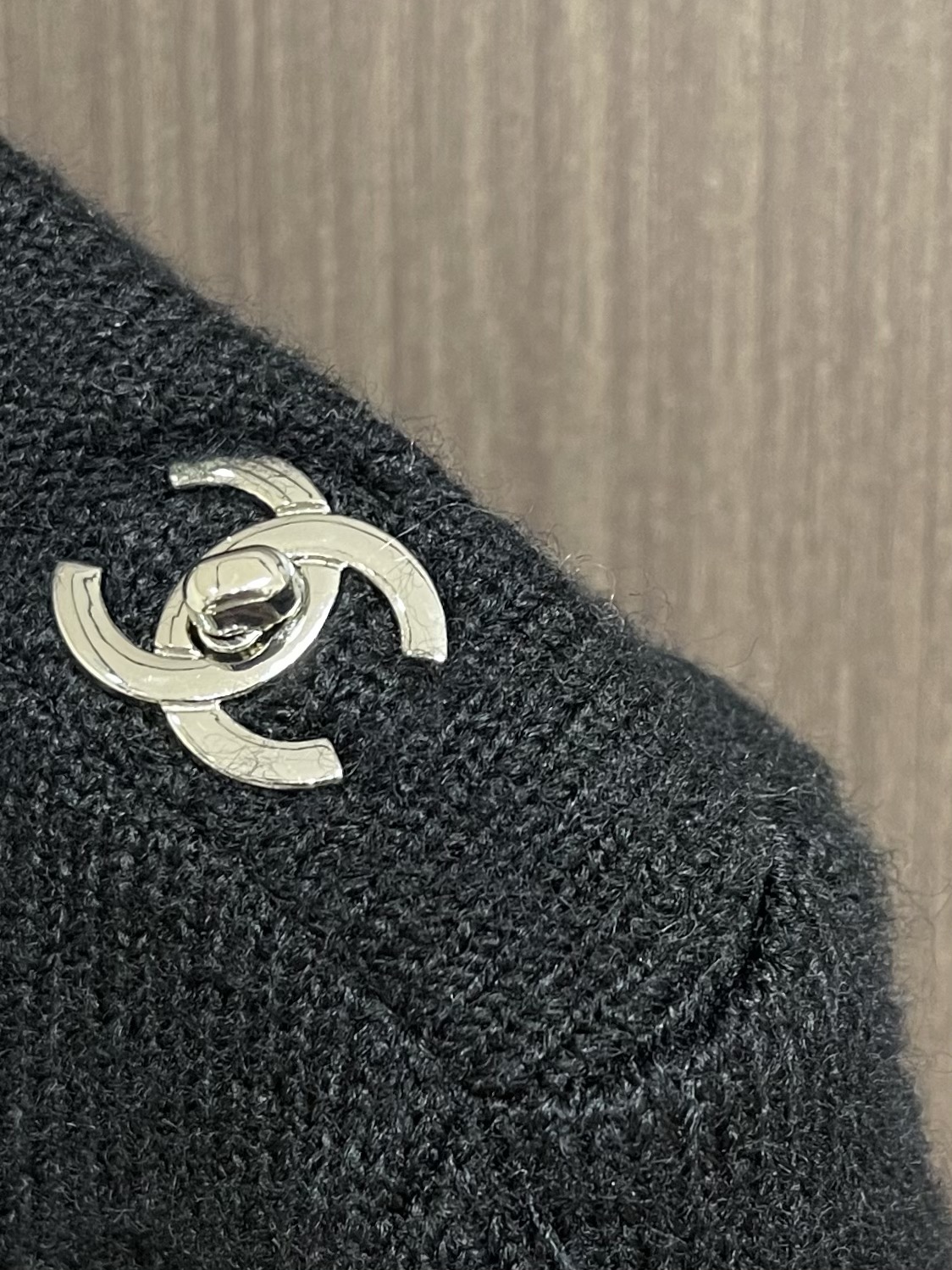 
Chanel 书包扣长袖针织毛衣，定织百花绒镶羊毛织料。肩部巧妙融入标志性香奈儿书包扣设计，采用接缝立