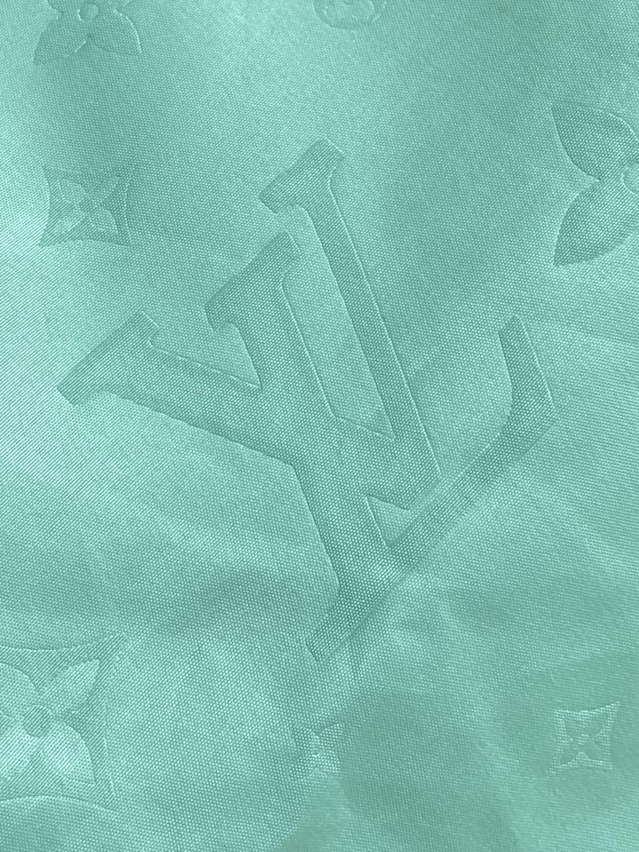 
LV 2025ss春夏新款口袋沙滩短裤，Monogram 3D 口袋沙滩短裤为泳装造型吹来鲜明新意。M