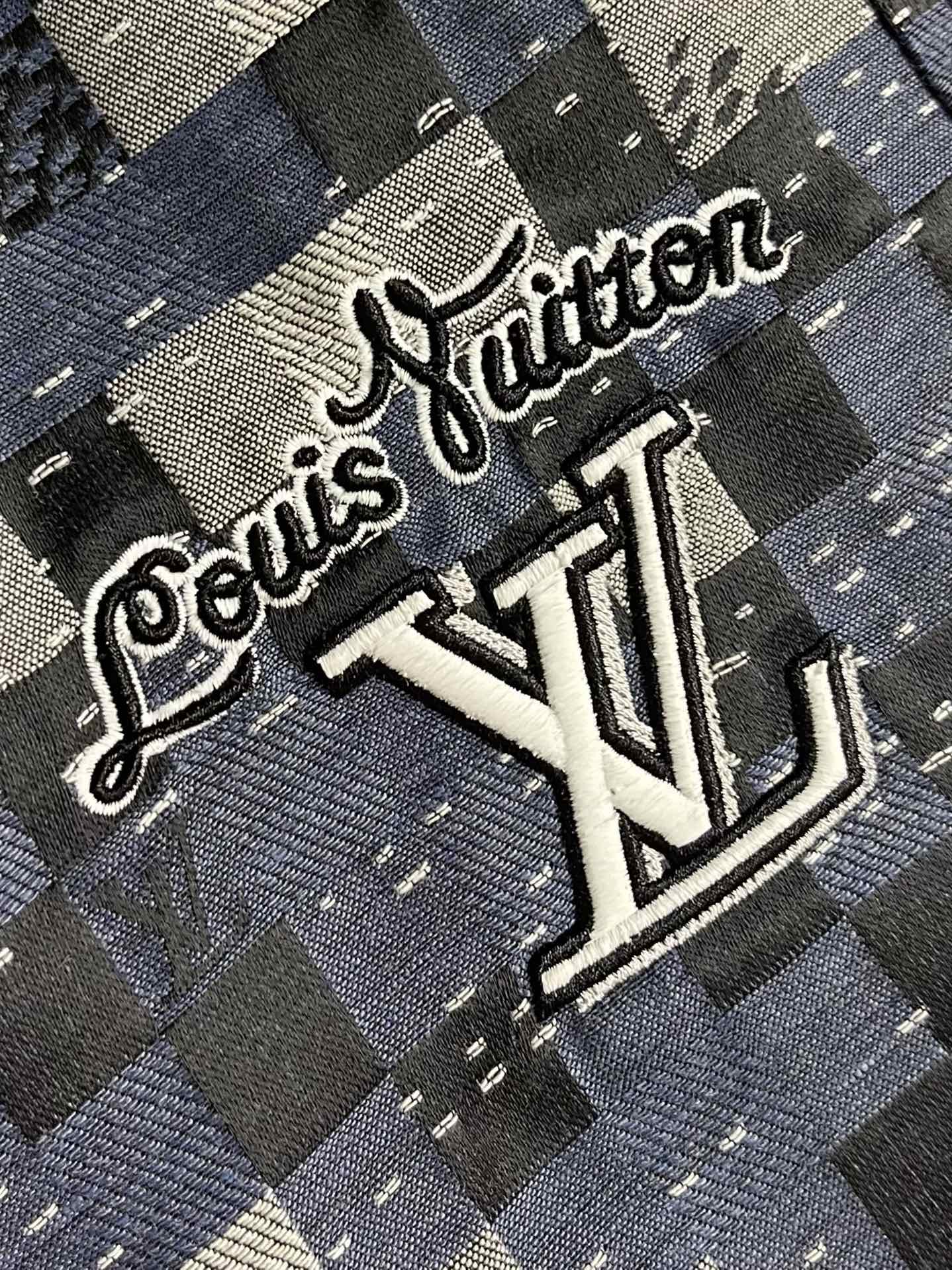 
LV 马赛克色织格仔纯棉休闲短裤，这条色织格仔马赛克纯棉短裤，把时尚感狠狠拿捏！独特的马赛克格纹图案，