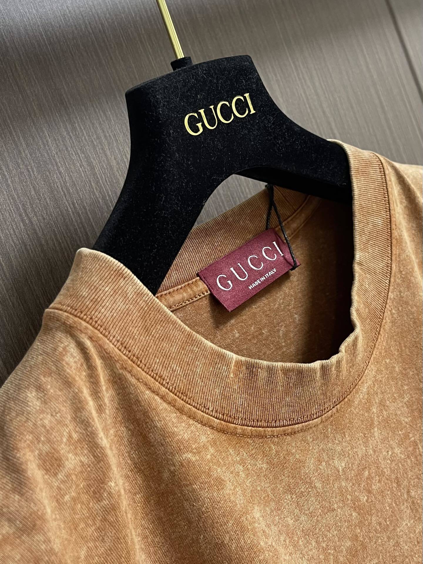 GUCCI 蜡染双G刺绣两色圆领短袖T恤,在时尚的轮回里,复古风潮始终占据着独特的席位,而这款成衣蜡染