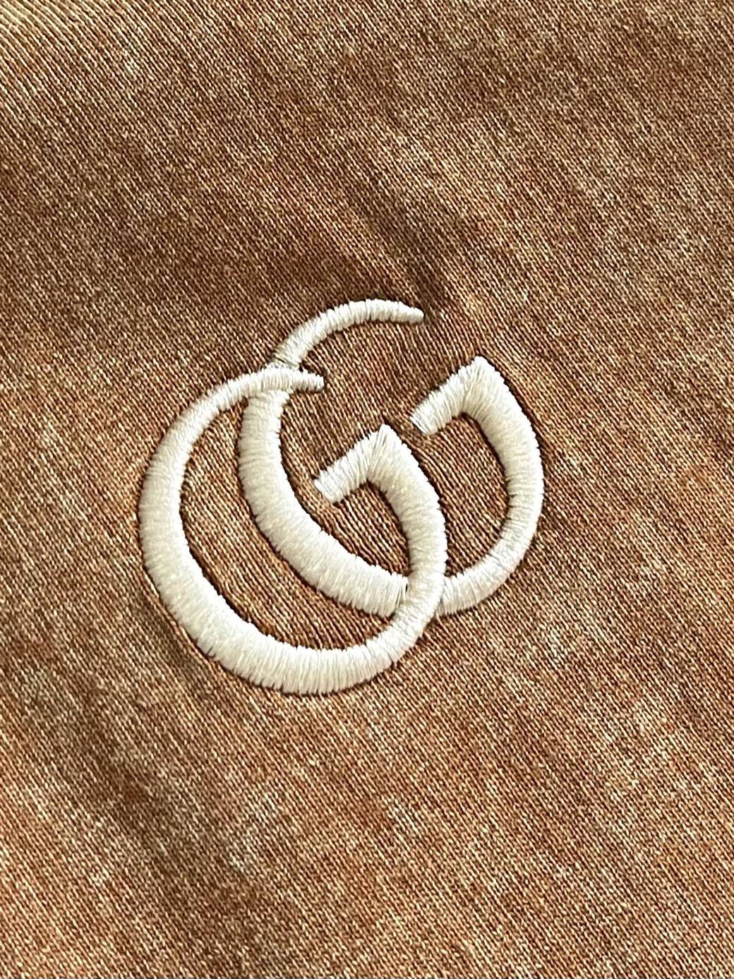 GUCCI 蜡染双G刺绣两色圆领短袖T恤,在时尚的轮回里,复古风潮始终占据着独特的席位,而这款成衣蜡染