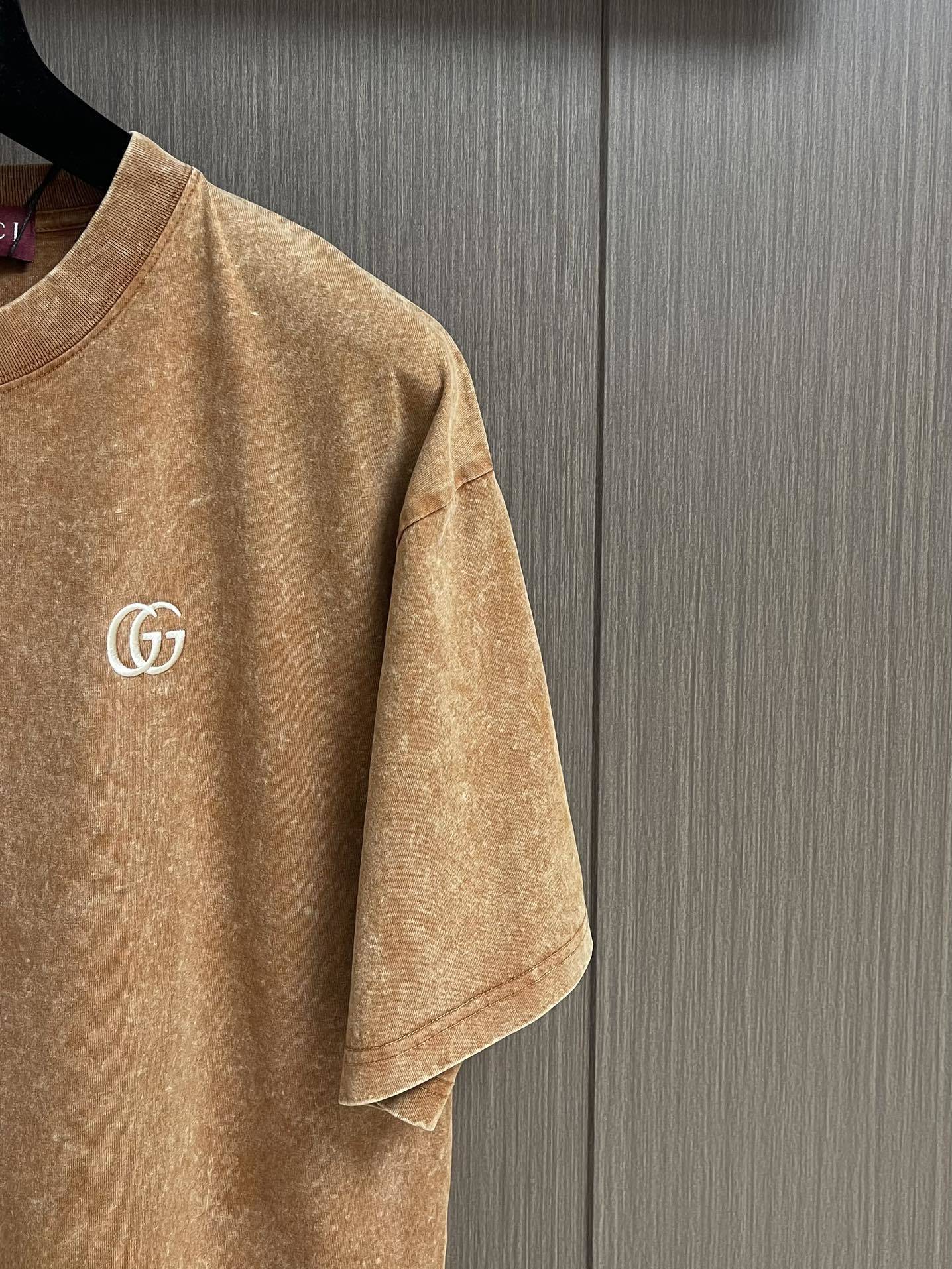 GUCCI 蜡染双G刺绣两色圆领短袖T恤,在时尚的轮回里,复古风潮始终占据着独特的席位,而这款成衣蜡染