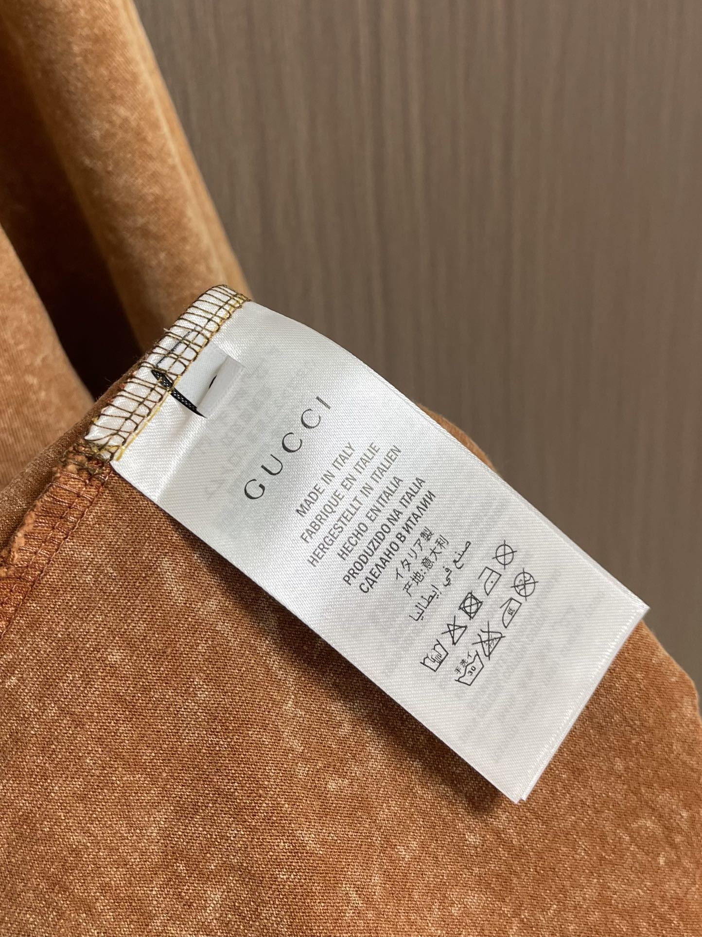 GUCCI 蜡染双G刺绣两色圆领短袖T恤,在时尚的轮回里,复古风潮始终占据着独特的席位,而这款成衣蜡染