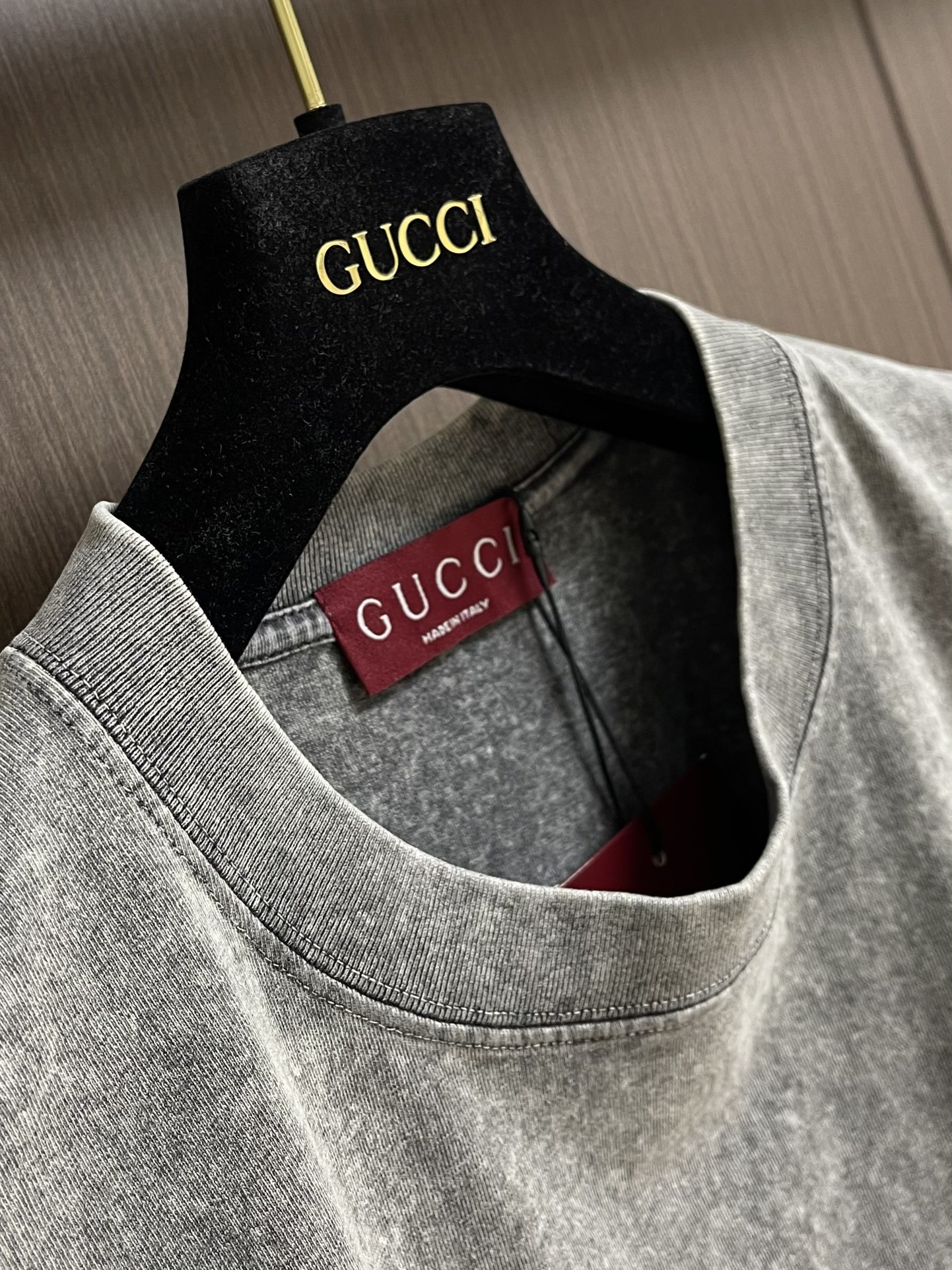 GUCCI 蜡染双G刺绣两色圆领短袖T恤,在时尚的轮回里,复古风潮始终占据着独特的席位,而这款成衣蜡染