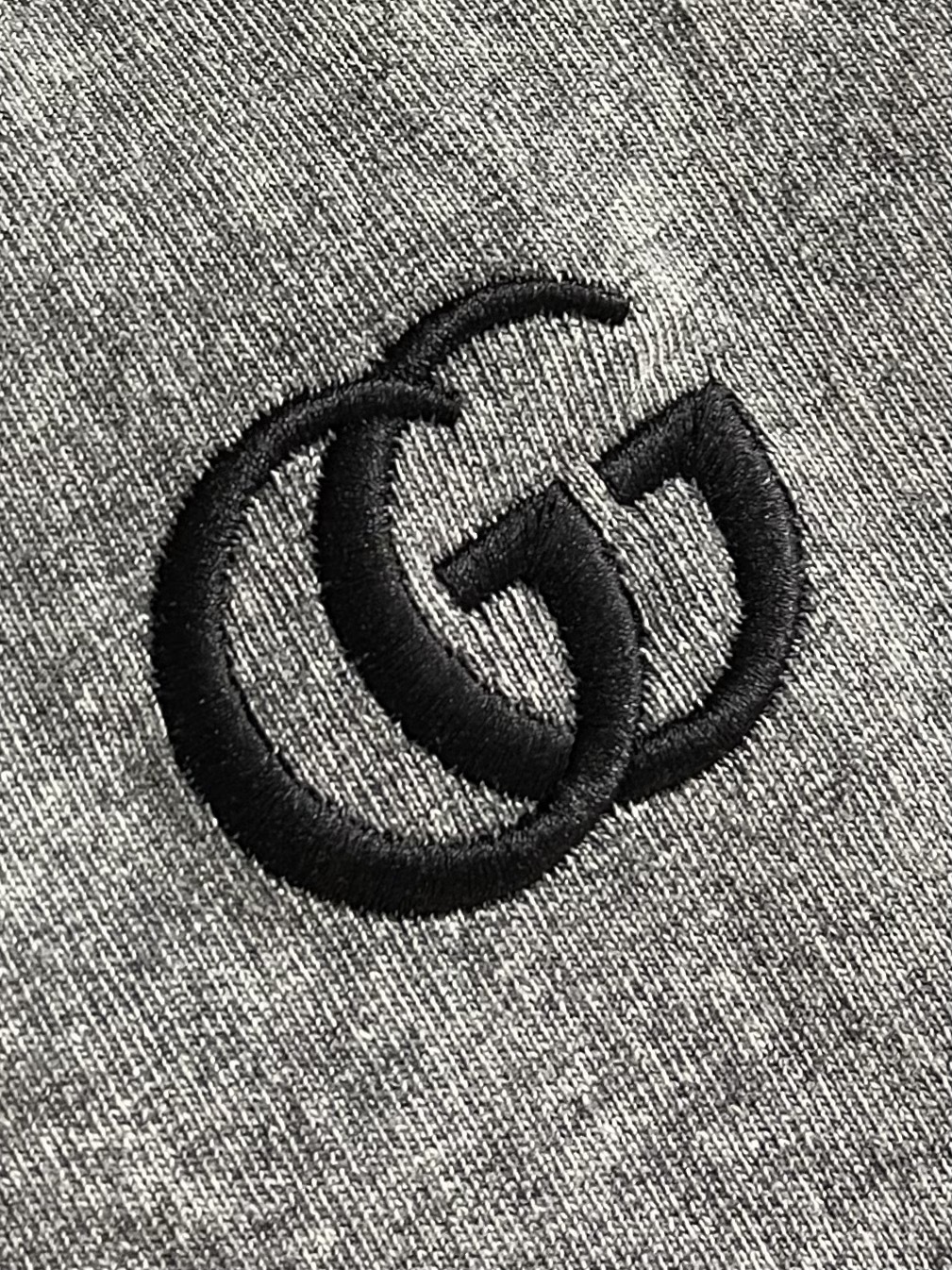 GUCCI 蜡染双G刺绣两色圆领短袖T恤,在时尚的轮回里,复古风潮始终占据着独特的席位,而这款成衣蜡染