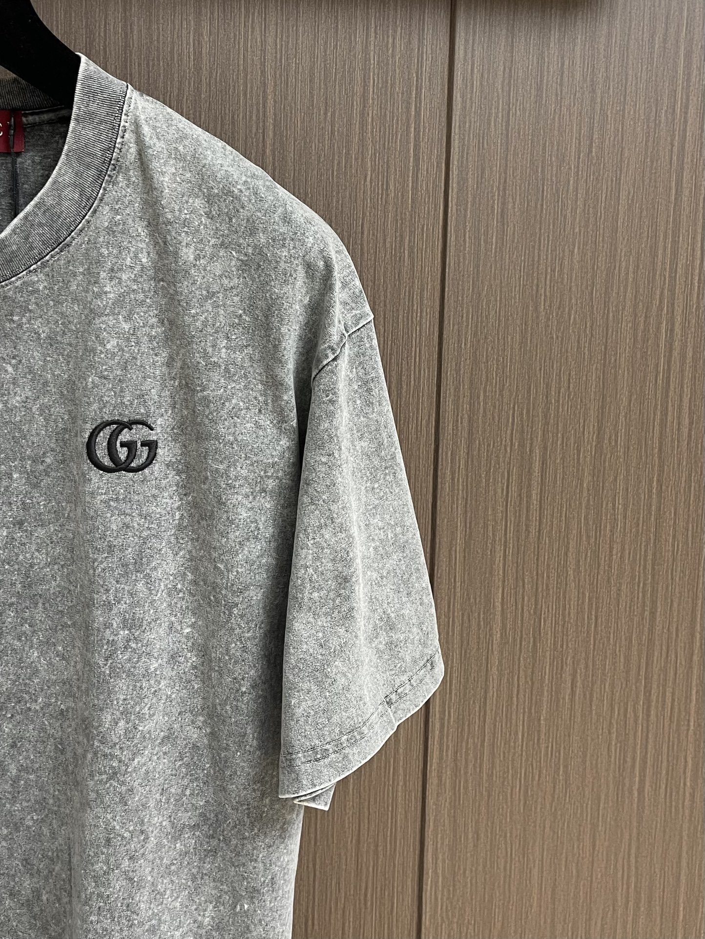 GUCCI 蜡染双G刺绣两色圆领短袖T恤,在时尚的轮回里,复古风潮始终占据着独特的席位,而这款成衣蜡染