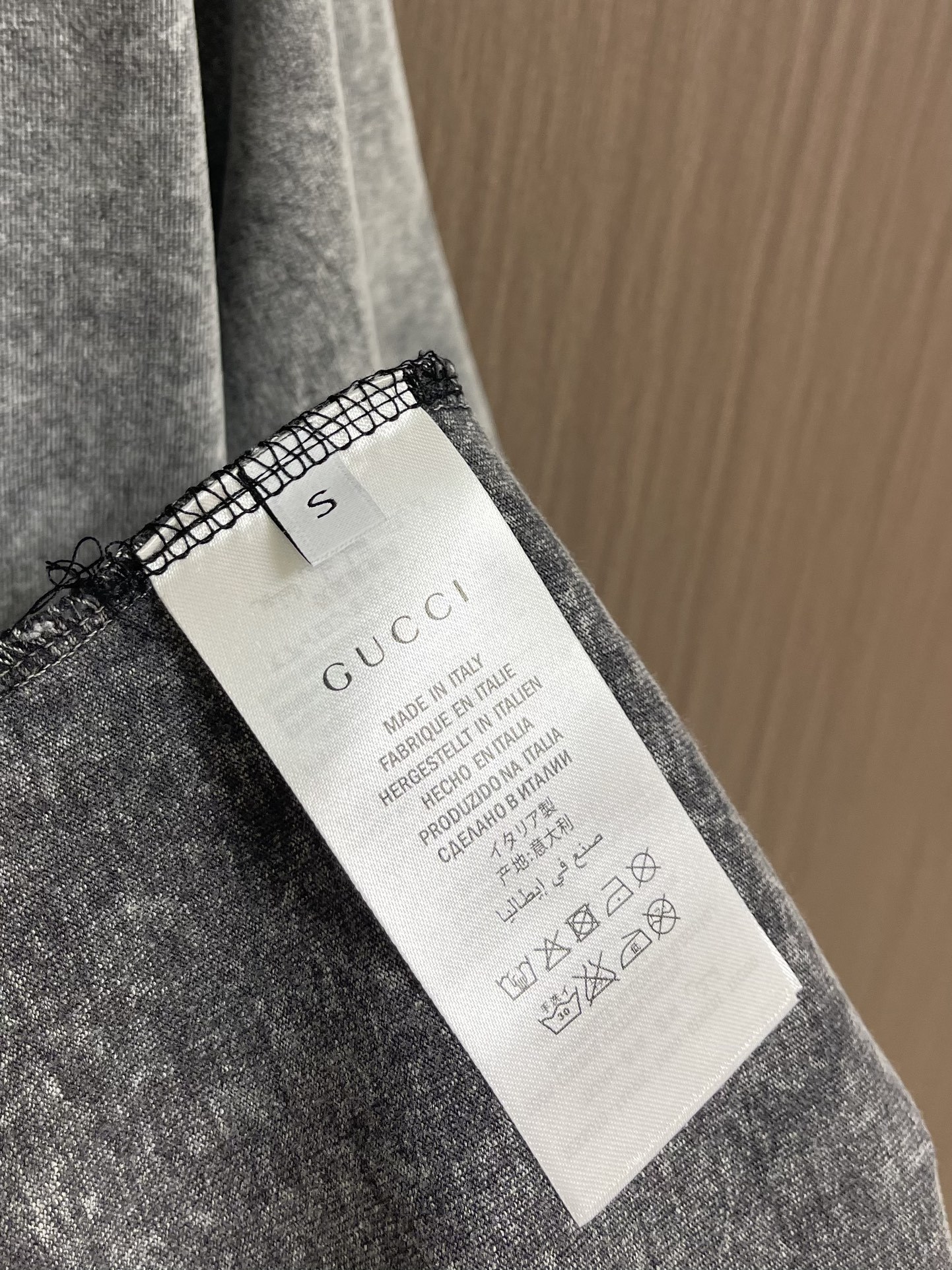 GUCCI 蜡染双G刺绣两色圆领短袖T恤,在时尚的轮回里,复古风潮始终占据着独特的席位,而这款成衣蜡染