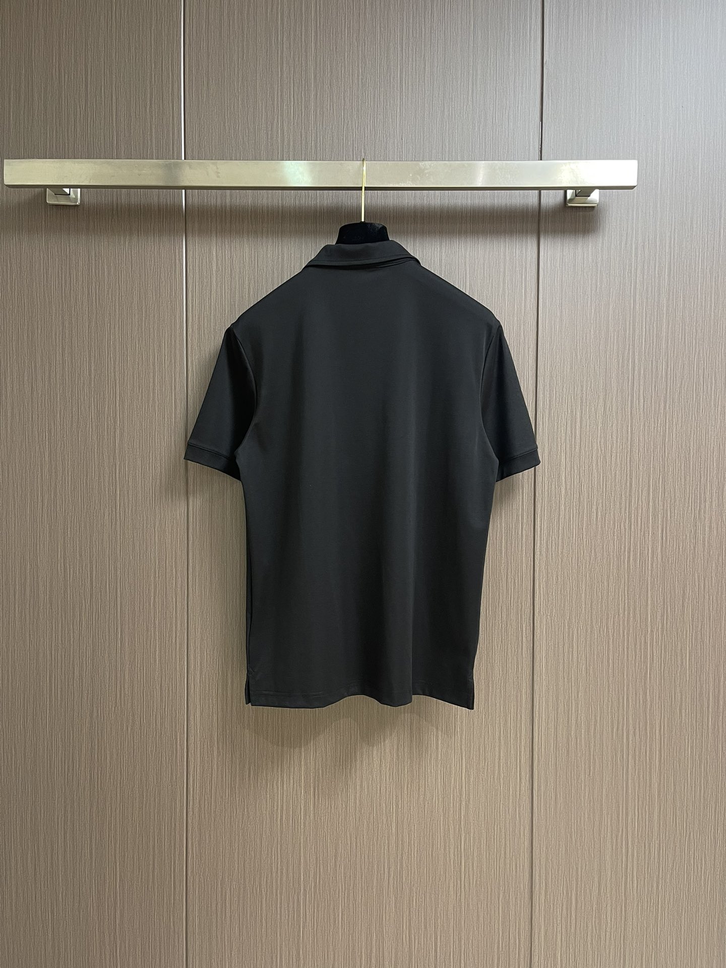 
lp。 LoroPiana 天丝棉麻拉链门襟翻领短袖POLO衫 打破纽扣式常规设计 这款采用拉链门襟视