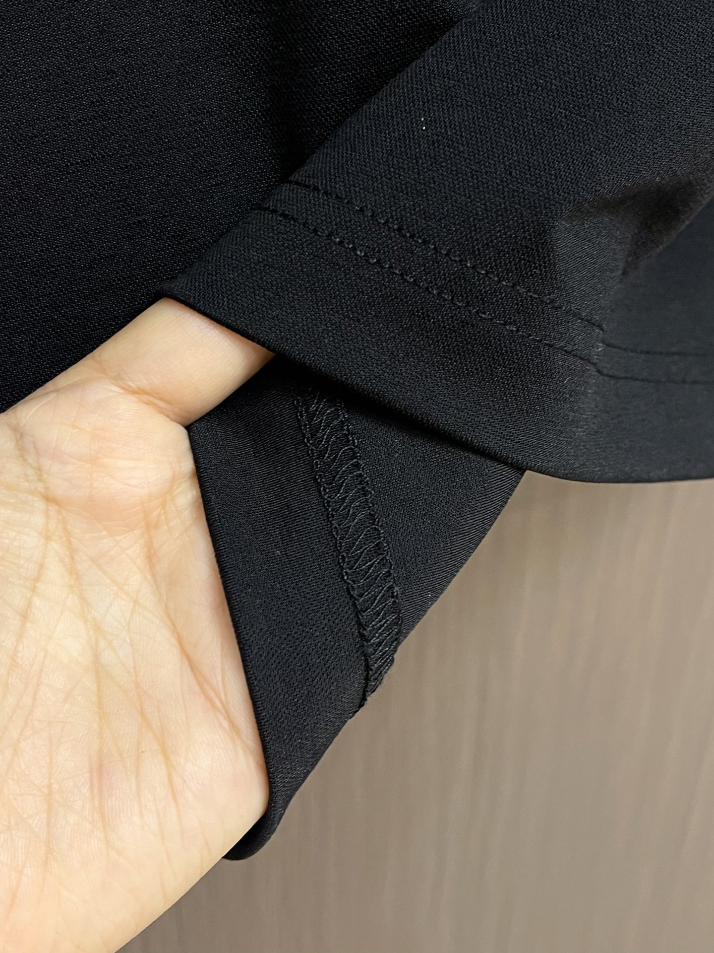 
lp。 LoroPiana 天丝棉麻拉链门襟翻领短袖POLO衫 打破纽扣式常规设计 这款采用拉链门襟视