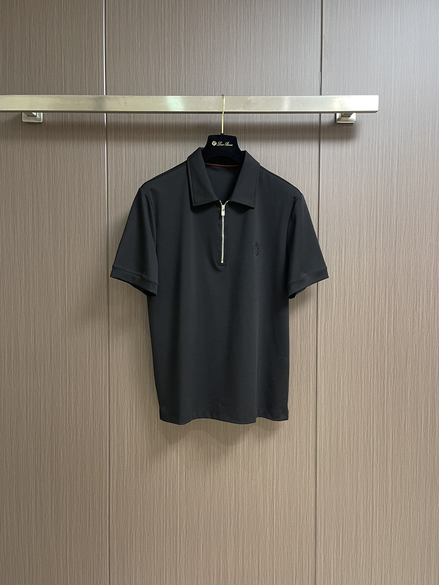 
lp。 LoroPiana 天丝棉麻拉链门襟翻领短袖POLO衫 打破纽扣式常规设计 这款采用拉链门襟视