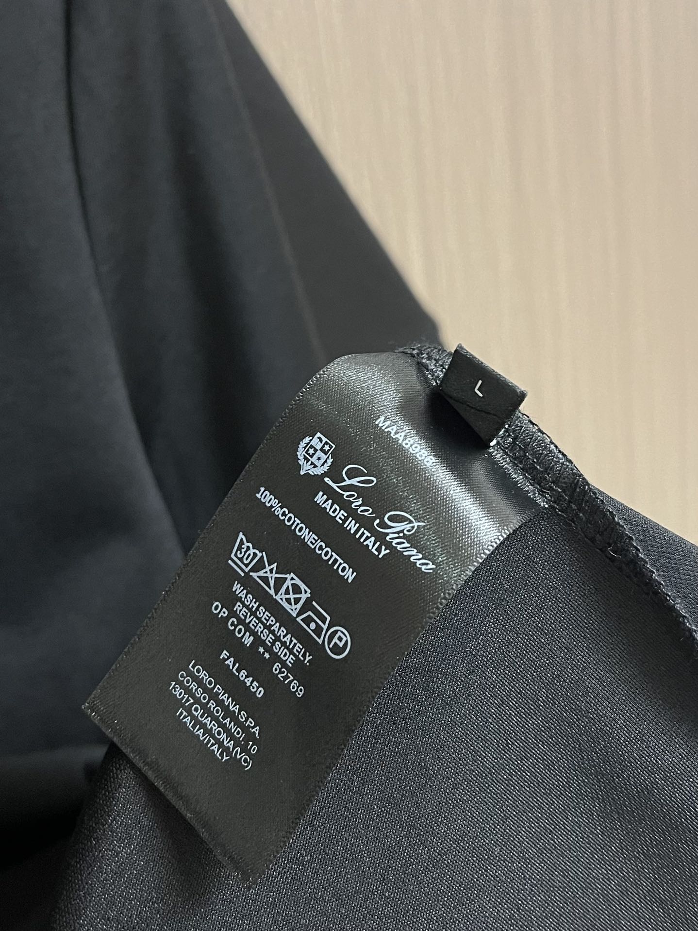 
lp。 LoroPiana 天丝棉麻拉链门襟翻领短袖POLO衫 打破纽扣式常规设计 这款采用拉链门襟视