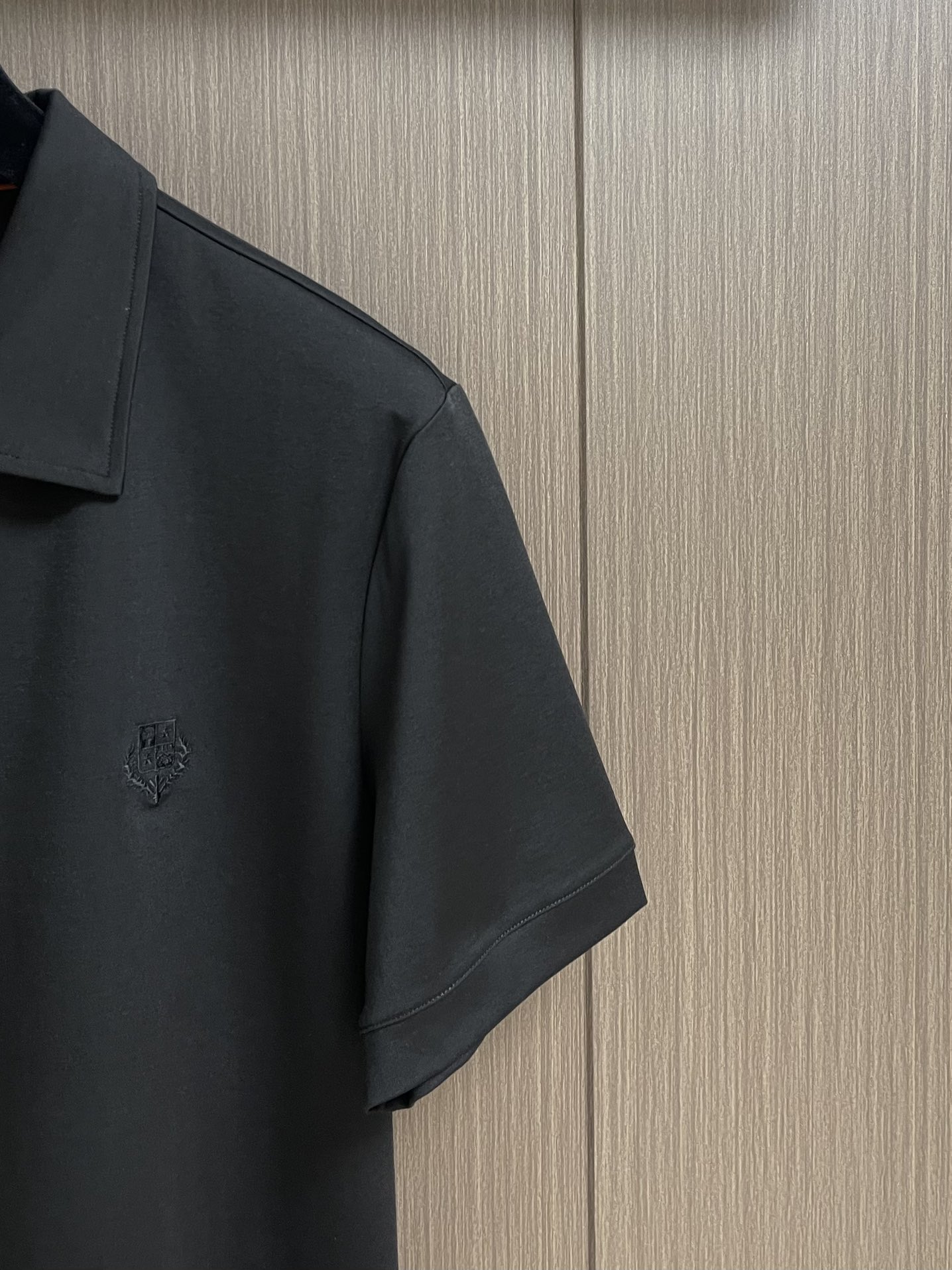 
lp。 LoroPiana 天丝棉麻拉链门襟翻领短袖POLO衫 打破纽扣式常规设计 这款采用拉链门襟视