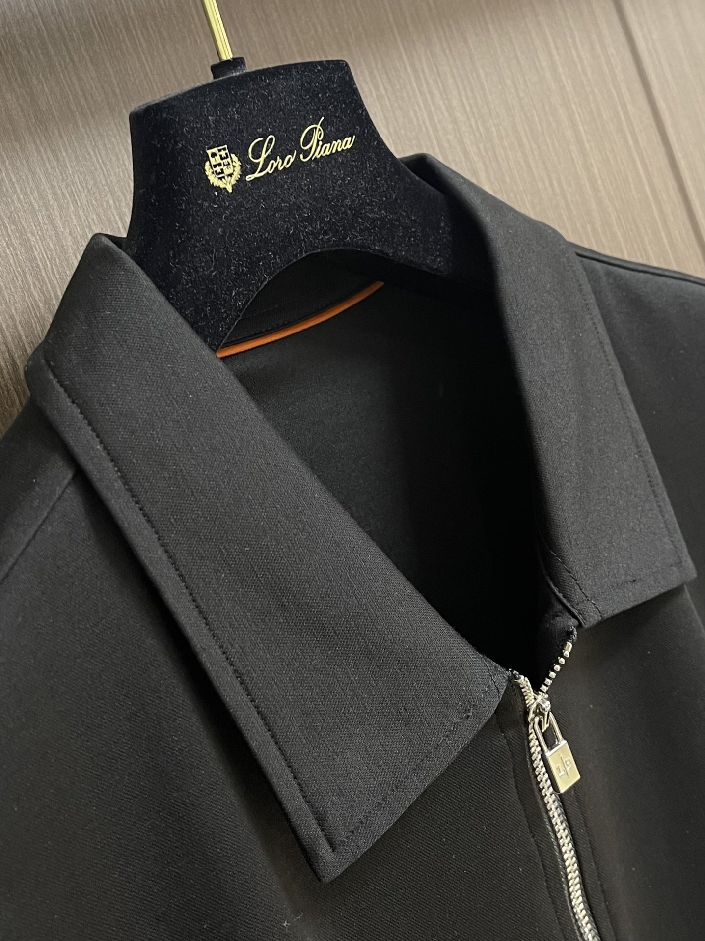 
lp。 LoroPiana 天丝棉麻拉链门襟翻领短袖POLO衫 打破纽扣式常规设计 这款采用拉链门襟视