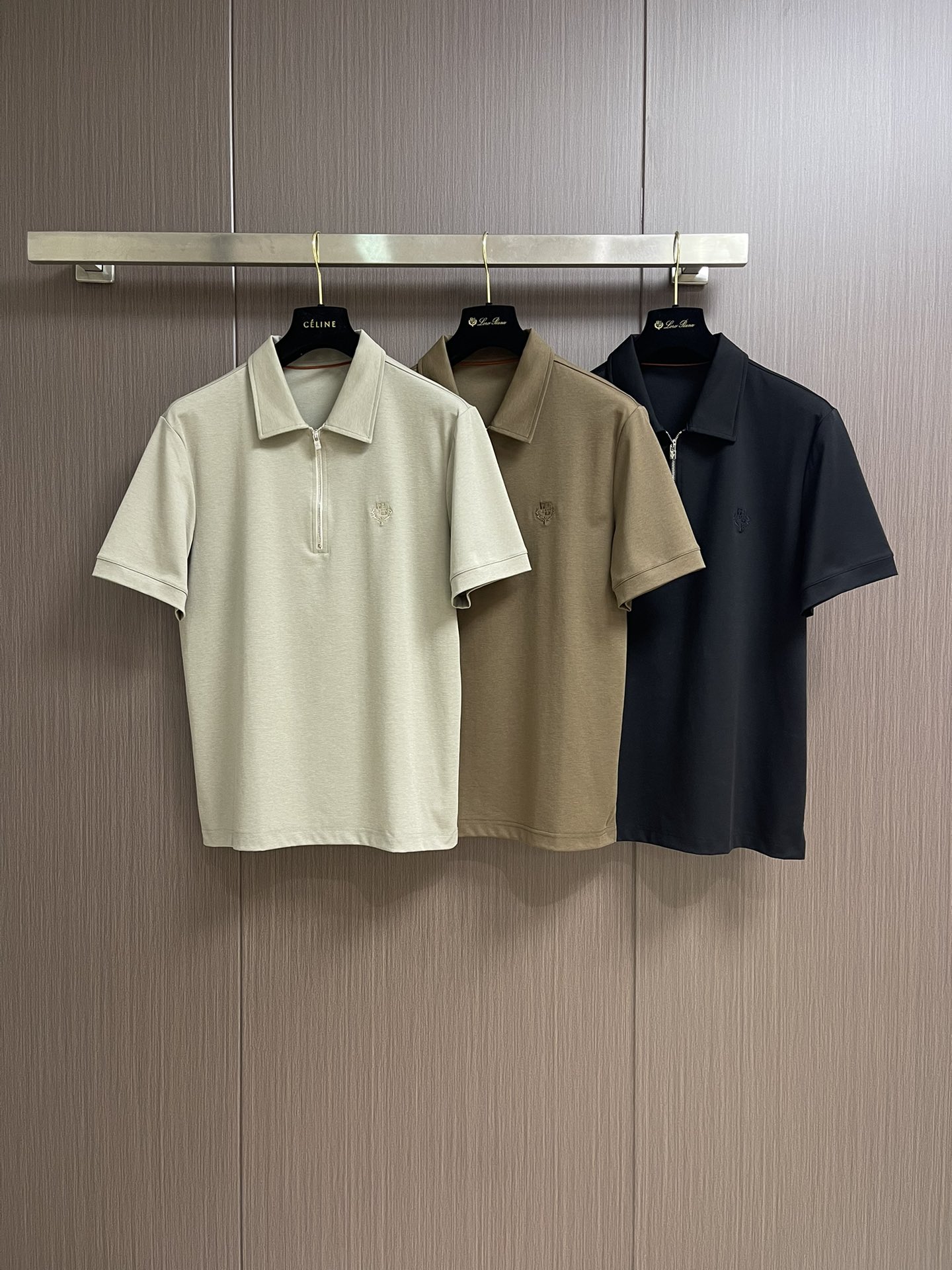 
lp。 LoroPiana 天丝棉麻拉链门襟翻领短袖POLO衫 打破纽扣式常规设计 这款采用拉链门襟视