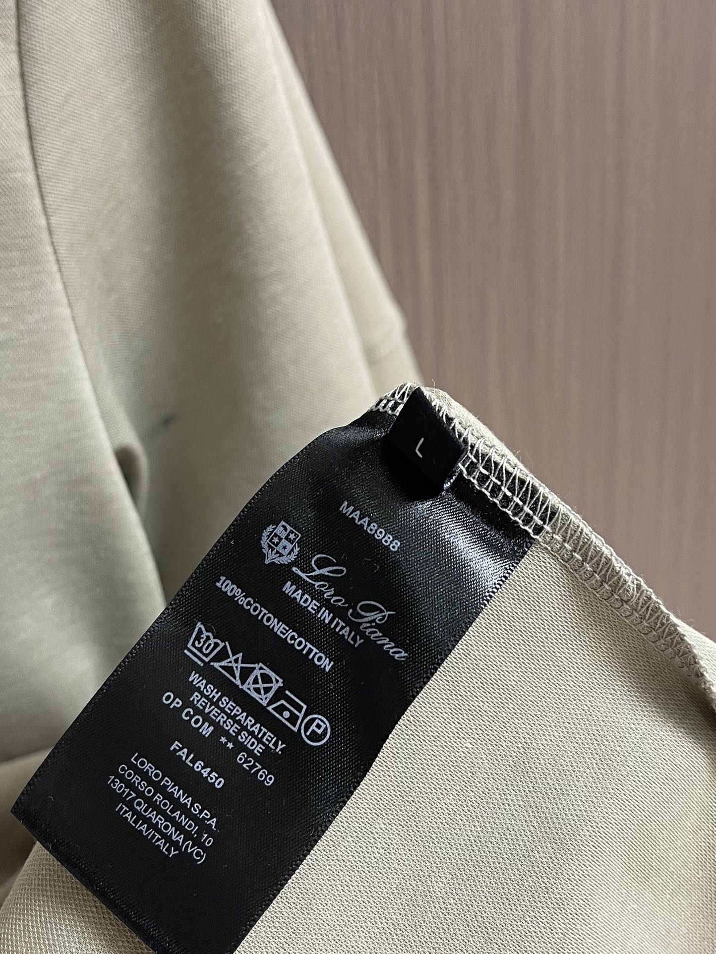
lp。 LoroPiana 天丝棉麻拉链门襟翻领短袖POLO衫 打破纽扣式常规设计 这款采用拉链门襟视