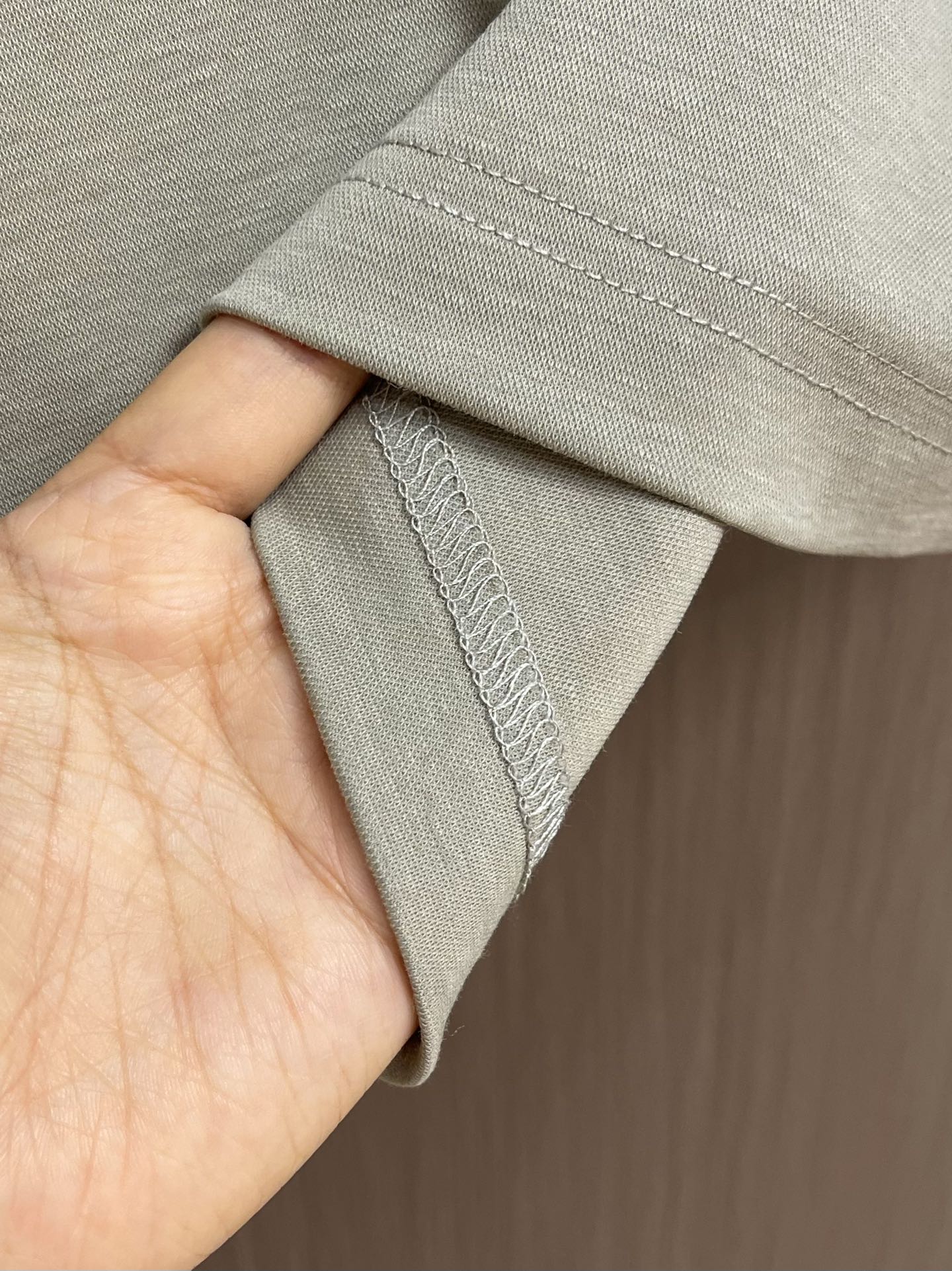
lp。 LoroPiana 天丝棉麻拉链门襟翻领短袖POLO衫 打破纽扣式常规设计 这款采用拉链门襟视
