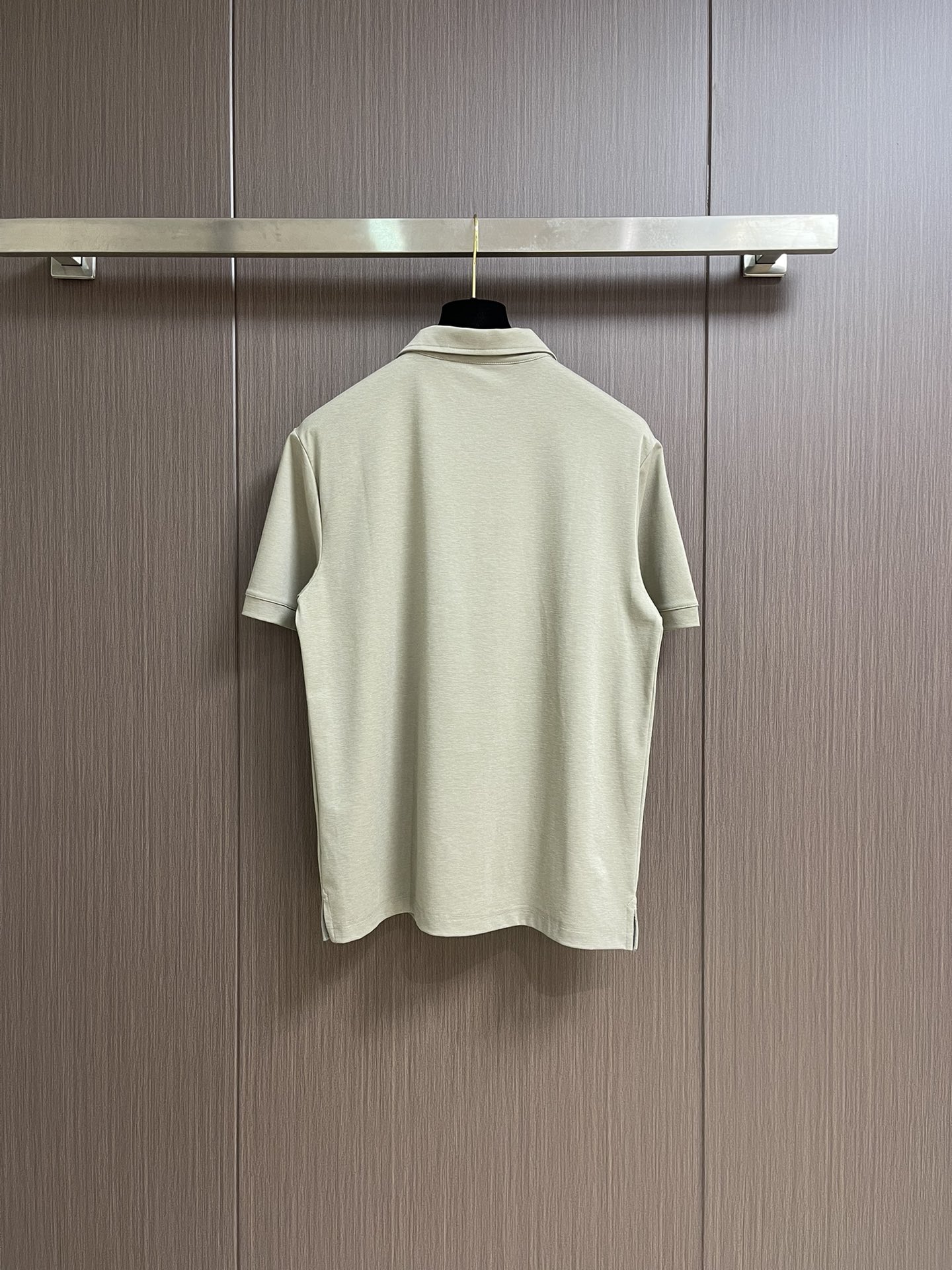 
lp。 LoroPiana 天丝棉麻拉链门襟翻领短袖POLO衫 打破纽扣式常规设计 这款采用拉链门襟视