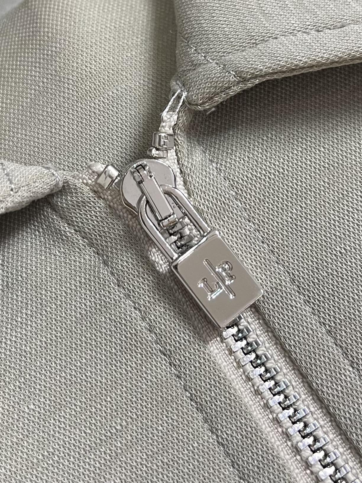 
lp。 LoroPiana 天丝棉麻拉链门襟翻领短袖POLO衫 打破纽扣式常规设计 这款采用拉链门襟视