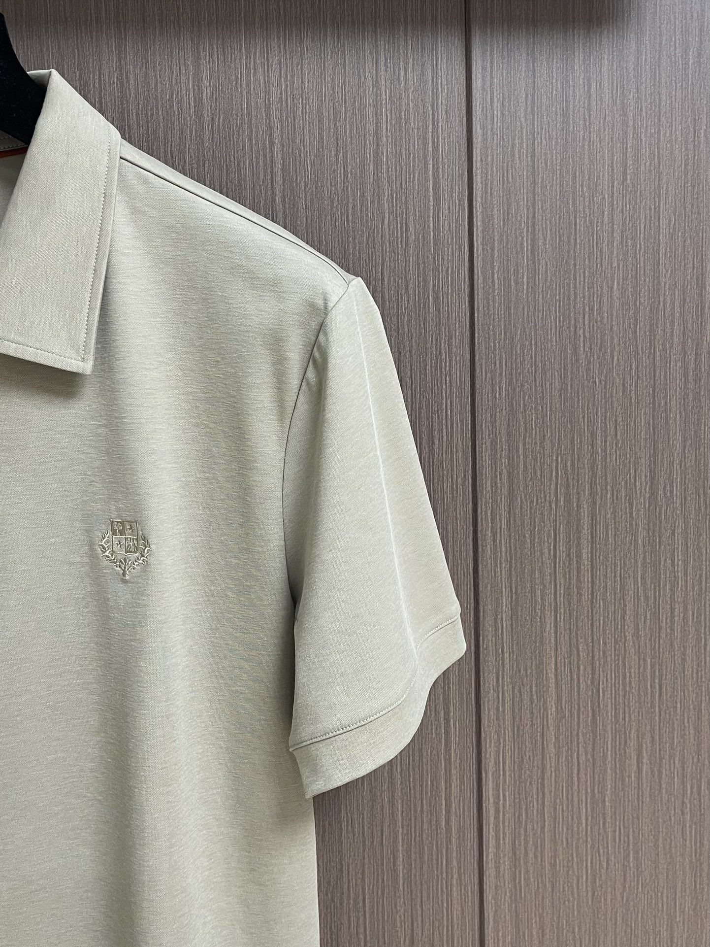 
lp。 LoroPiana 天丝棉麻拉链门襟翻领短袖POLO衫 打破纽扣式常规设计 这款采用拉链门襟视