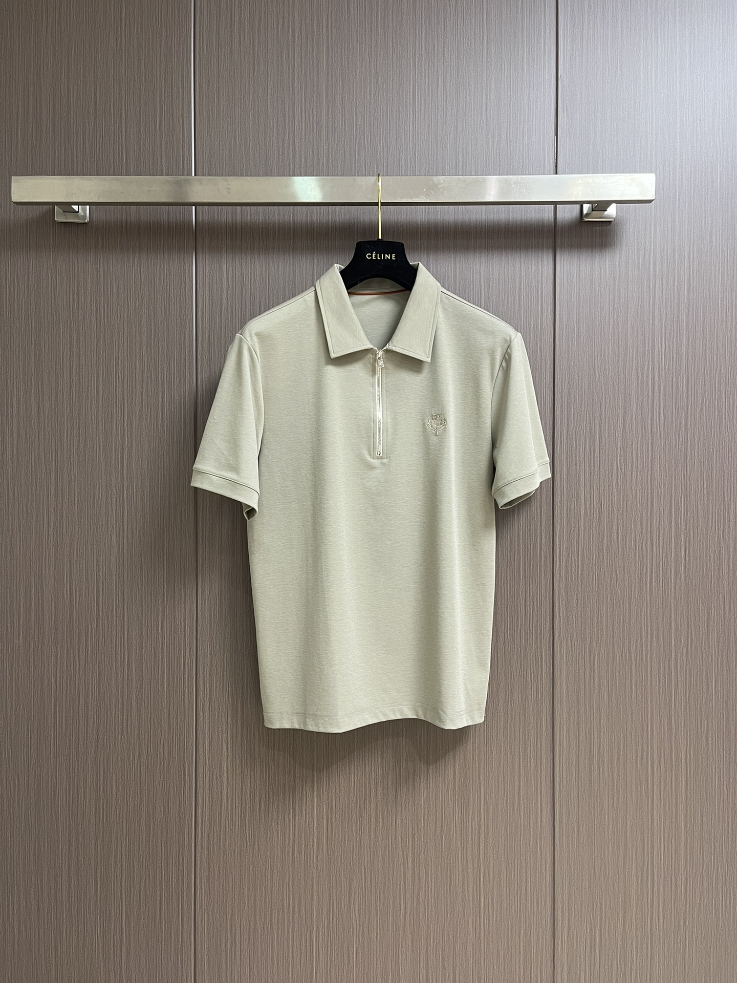 
lp。 LoroPiana 天丝棉麻拉链门襟翻领短袖POLO衫 打破纽扣式常规设计 这款采用拉链门襟视