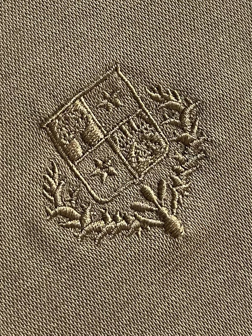 
lp。 LoroPiana 天丝棉麻拉链门襟翻领短袖POLO衫 打破纽扣式常规设计 这款采用拉链门襟视
