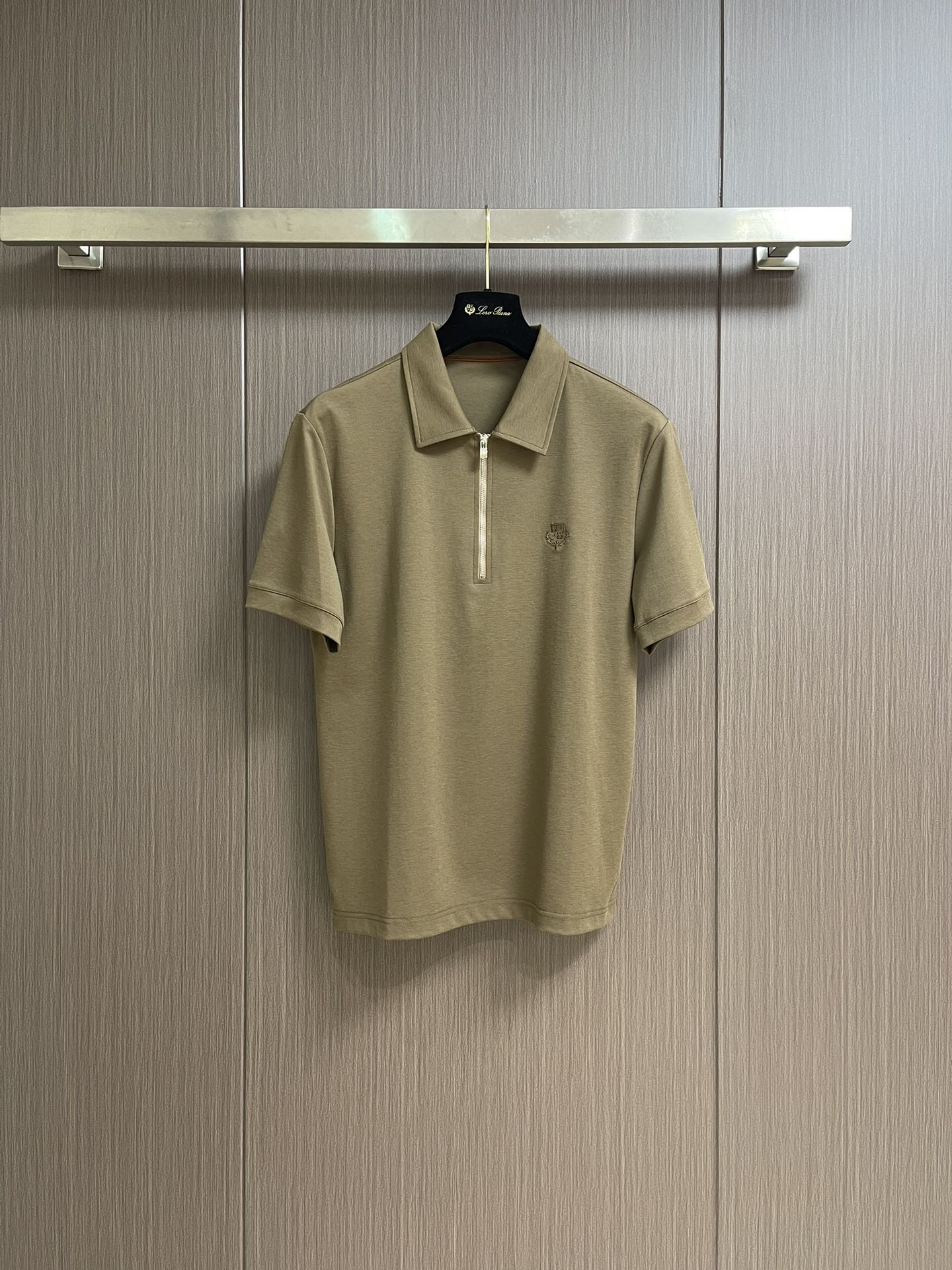 
lp。 LoroPiana 天丝棉麻拉链门襟翻领短袖POLO衫 打破纽扣式常规设计 这款采用拉链门襟视