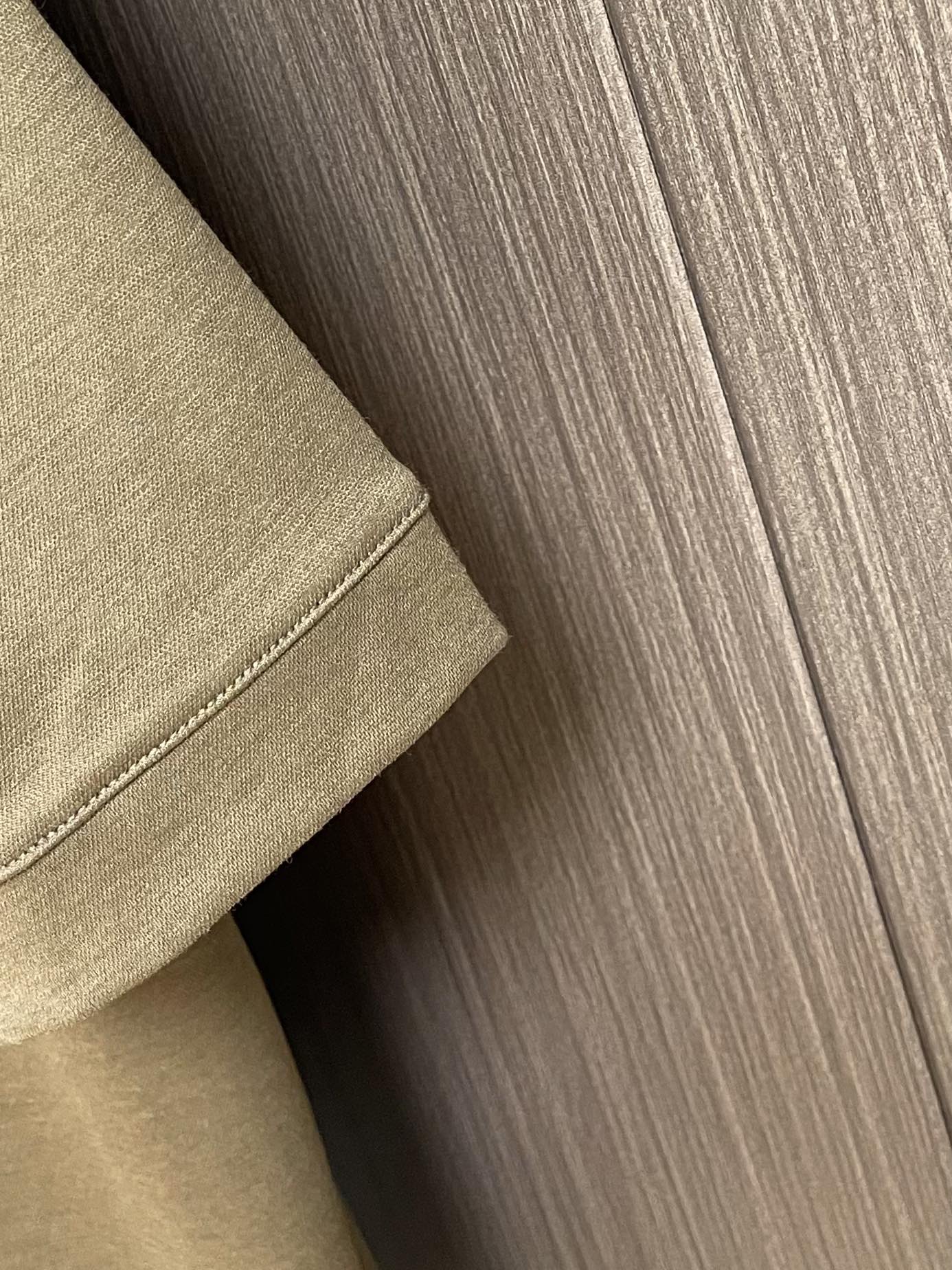 
lp。 LoroPiana 天丝棉麻拉链门襟翻领短袖POLO衫 打破纽扣式常规设计 这款采用拉链门襟视
