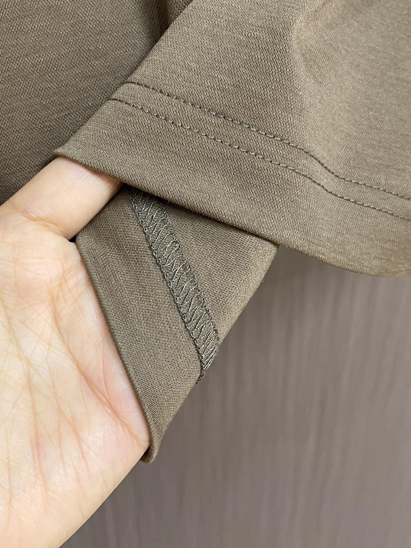 
lp。 LoroPiana 天丝棉麻拉链门襟翻领短袖POLO衫 打破纽扣式常规设计 这款采用拉链门襟视
