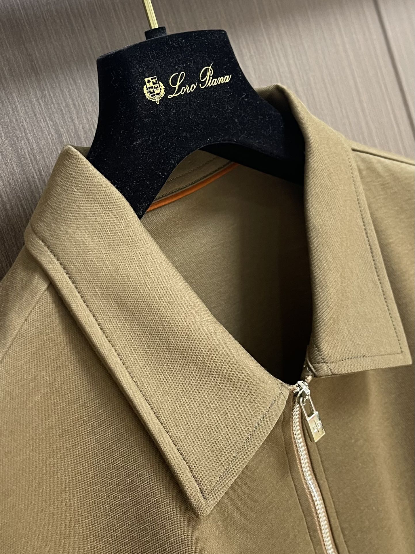 
lp。 LoroPiana 天丝棉麻拉链门襟翻领短袖POLO衫 打破纽扣式常规设计 这款采用拉链门襟视
