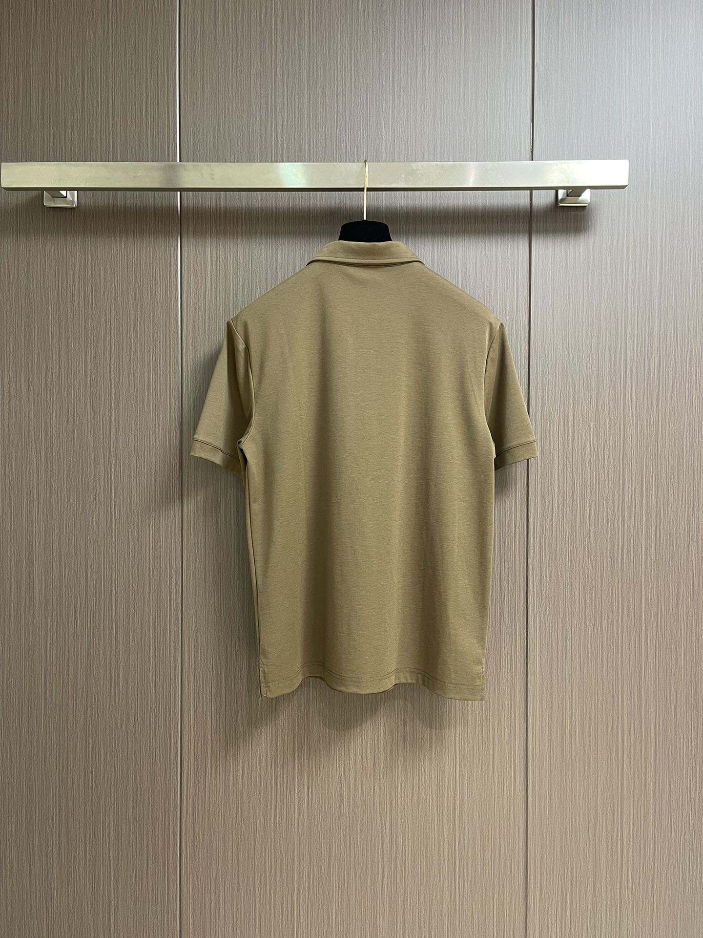 
lp。 LoroPiana 天丝棉麻拉链门襟翻领短袖POLO衫 打破纽扣式常规设计 这款采用拉链门襟视