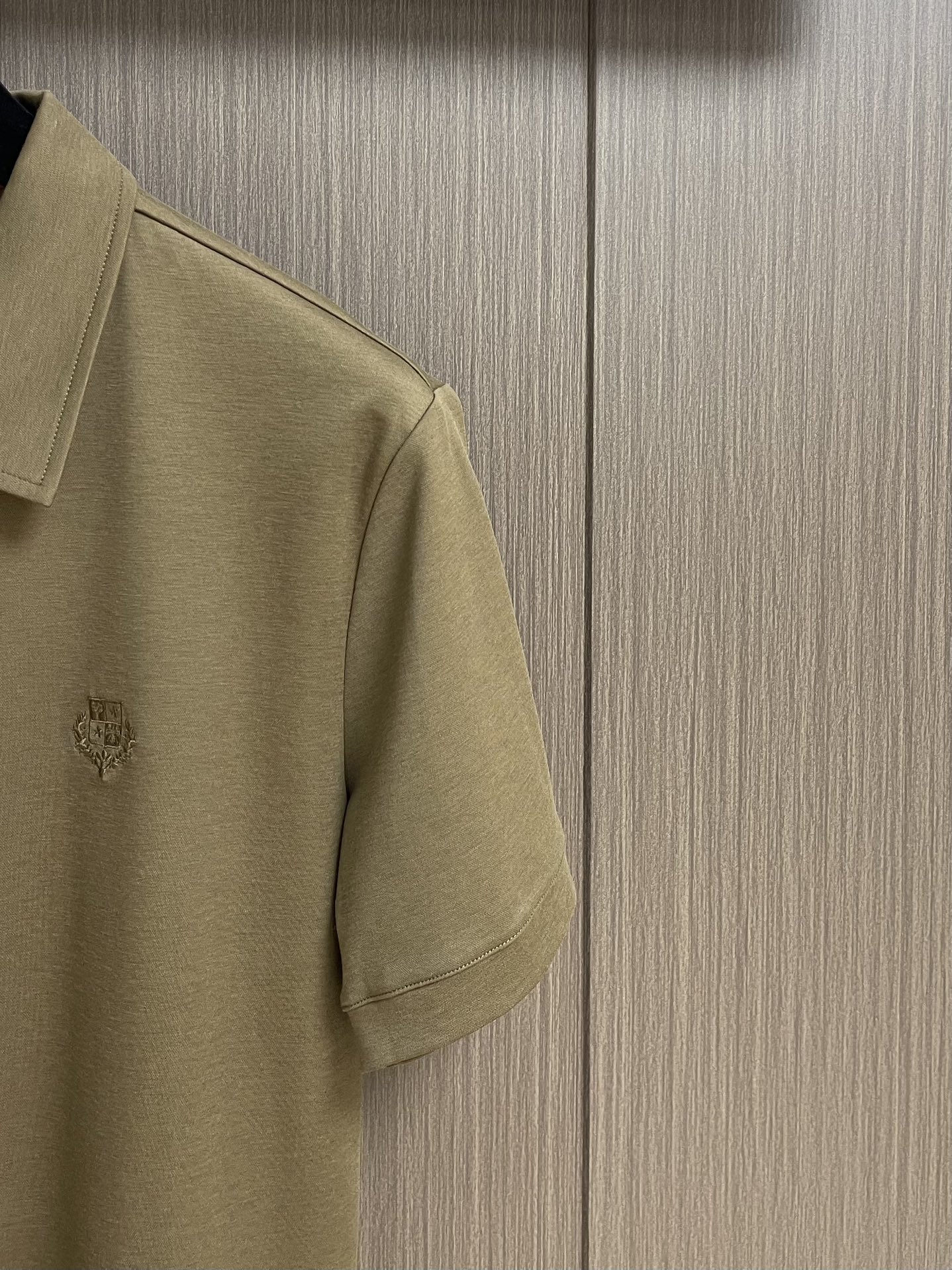 
lp。 LoroPiana 天丝棉麻拉链门襟翻领短袖POLO衫 打破纽扣式常规设计 这款采用拉链门襟视