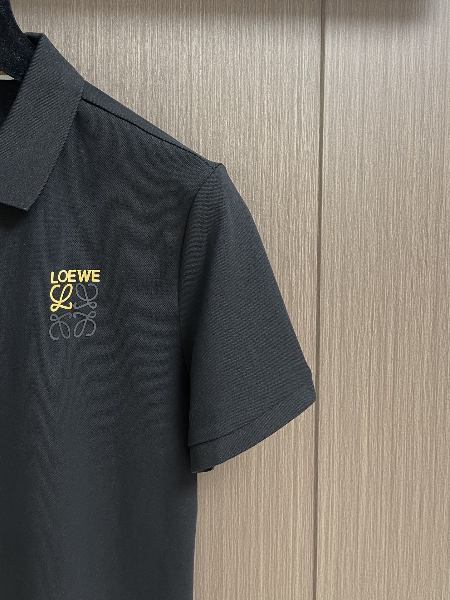 
loewe 2025SS新款春夏短袖翻领半拉练翻领Polo，客供定制高端朱地面料，拉链拼色螺纹超级好看