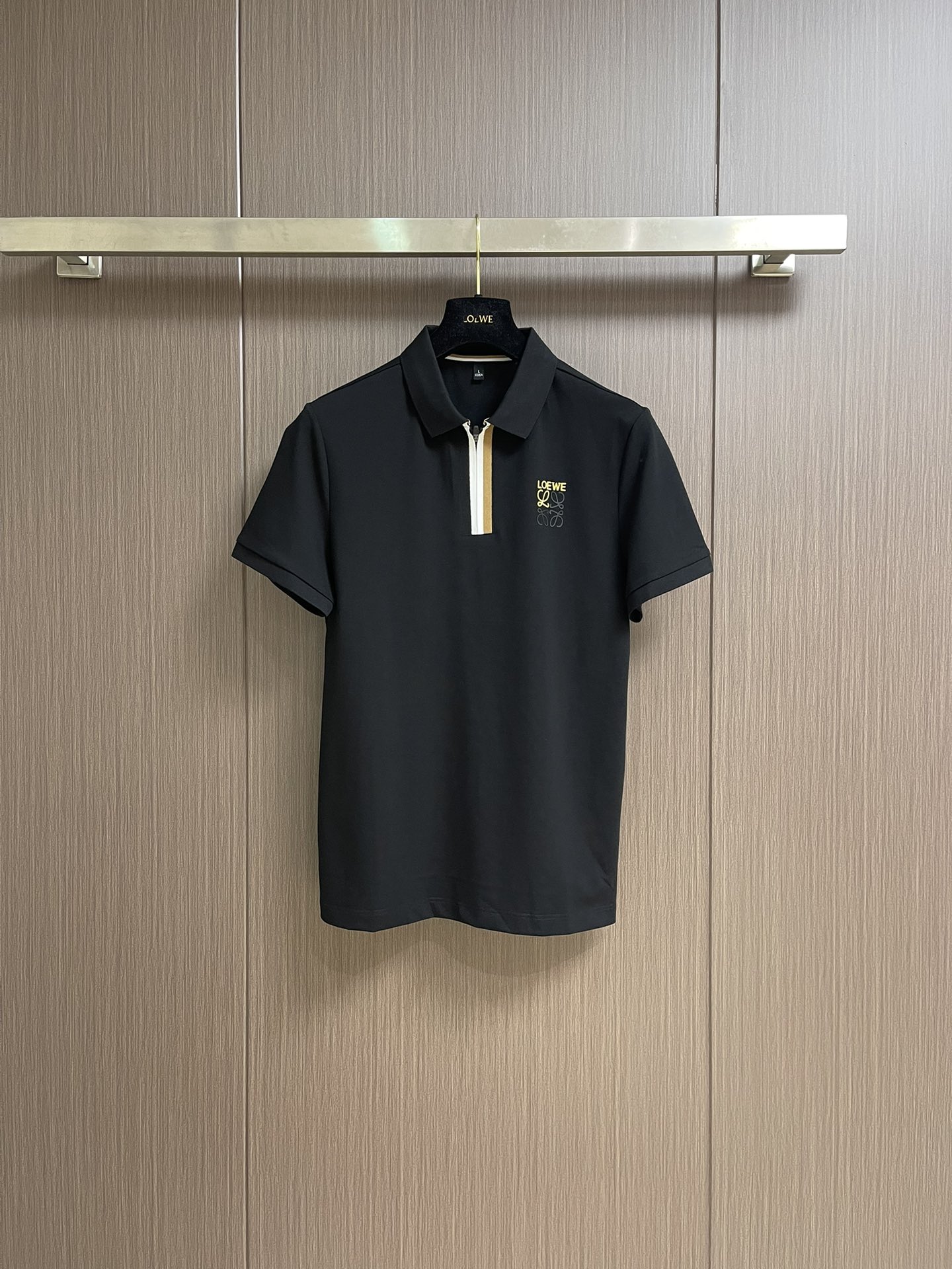 
loewe 2025SS新款春夏短袖翻领半拉练翻领Polo，客供定制高端朱地面料，拉链拼色螺纹超级好看