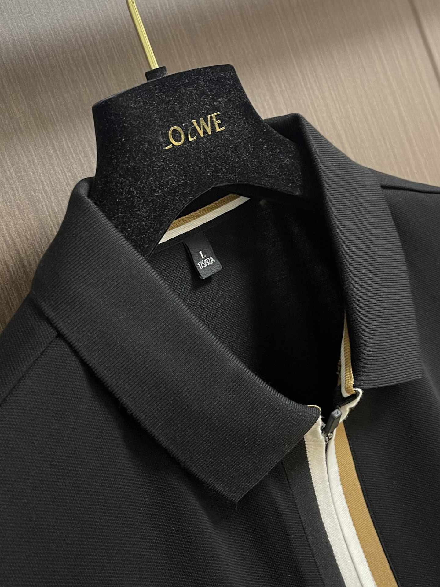 
loewe 2025SS新款春夏短袖翻领半拉练翻领Polo，客供定制高端朱地面料，拉链拼色螺纹超级好看