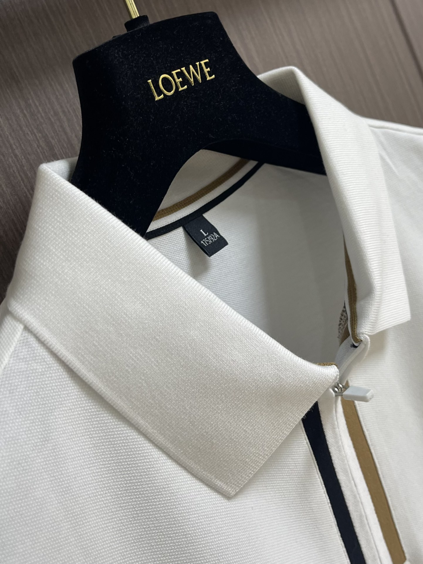 
loewe 2025SS新款春夏短袖翻领半拉练翻领Polo，客供定制高端朱地面料，拉链拼色螺纹超级好看