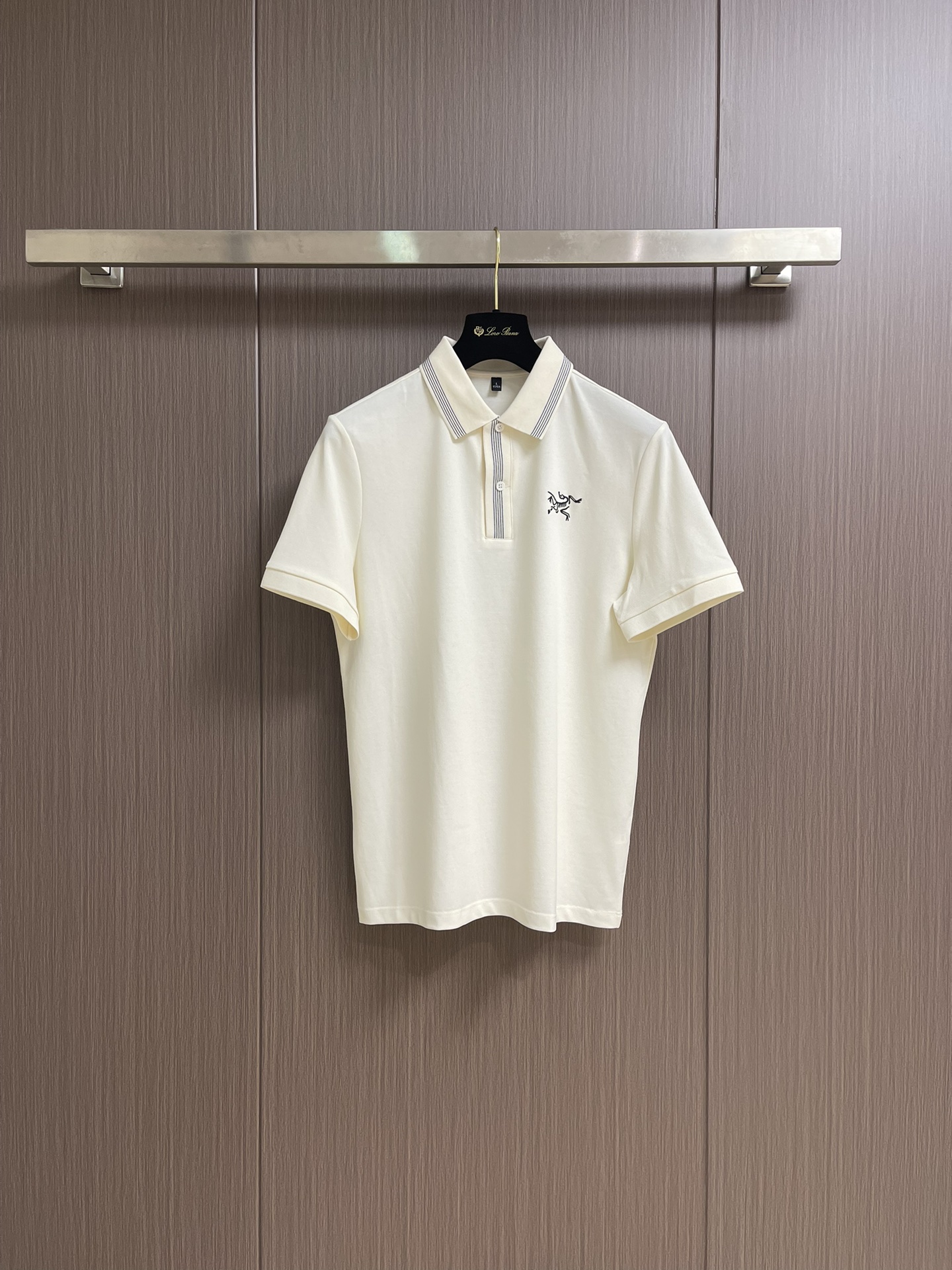 NO:425888,arcteryx 2025ss summer new printed logo men's lapel POLO shirt!  Classic business men's style, high-end men's style at the ceiling level of business men's style!  Simple, fashionable, elegant and elegant. It is decent and elegant with a single inner wear. It is quality control, detailed control, and has closed eyes, low-key, luxurious and connotative!  Customer-supplied fixed mesh flooring cotton cloth is carefully made, the surface of the fabric is evenly arranged and neatly arranged, with excellent breathability and heat dissipation and sweat resistance, and the comfort level of the upper body is completely better than that of ordinary single-sided sweat cloth tissue!  The classic brand LOGO logo on the chest is created with top-level craftsmanship. The LOGO has three-dimensional, clear and full texture, and is an extraordinary product in the classic field whether it is inner wear or single wear!  Exquisite cutting process, every detail is handled very standard and delicately, size M-3XL, alexander wang19860909arcteryx 2025ss夏季新款印花logo男士翻领POLO衫！经典商务男款,高端男装的天花板级别的商务男款！简约时尚大气不失优雅,单穿内搭体面过人,品质控细节控的闭眼带走,低调又奢华有内涵！客供定织网眼珠地棉布精心制成,面料表面排列均匀整齐的网眼纹理,透气性和散热排汗性极佳,上身舒适程度完全优于普通单面汗布组织！胸前经典的品牌LOGO标识,采用顶级工艺打造,LOGO立体清晰饱满,质感非凡的特质,无论是内搭还是单穿都是一款经典领域的产品！精妙绝伦的裁剪工艺,每一个细节处理的非常标准细腻,尺码M-3XL,,alexander wang,Men's clothing