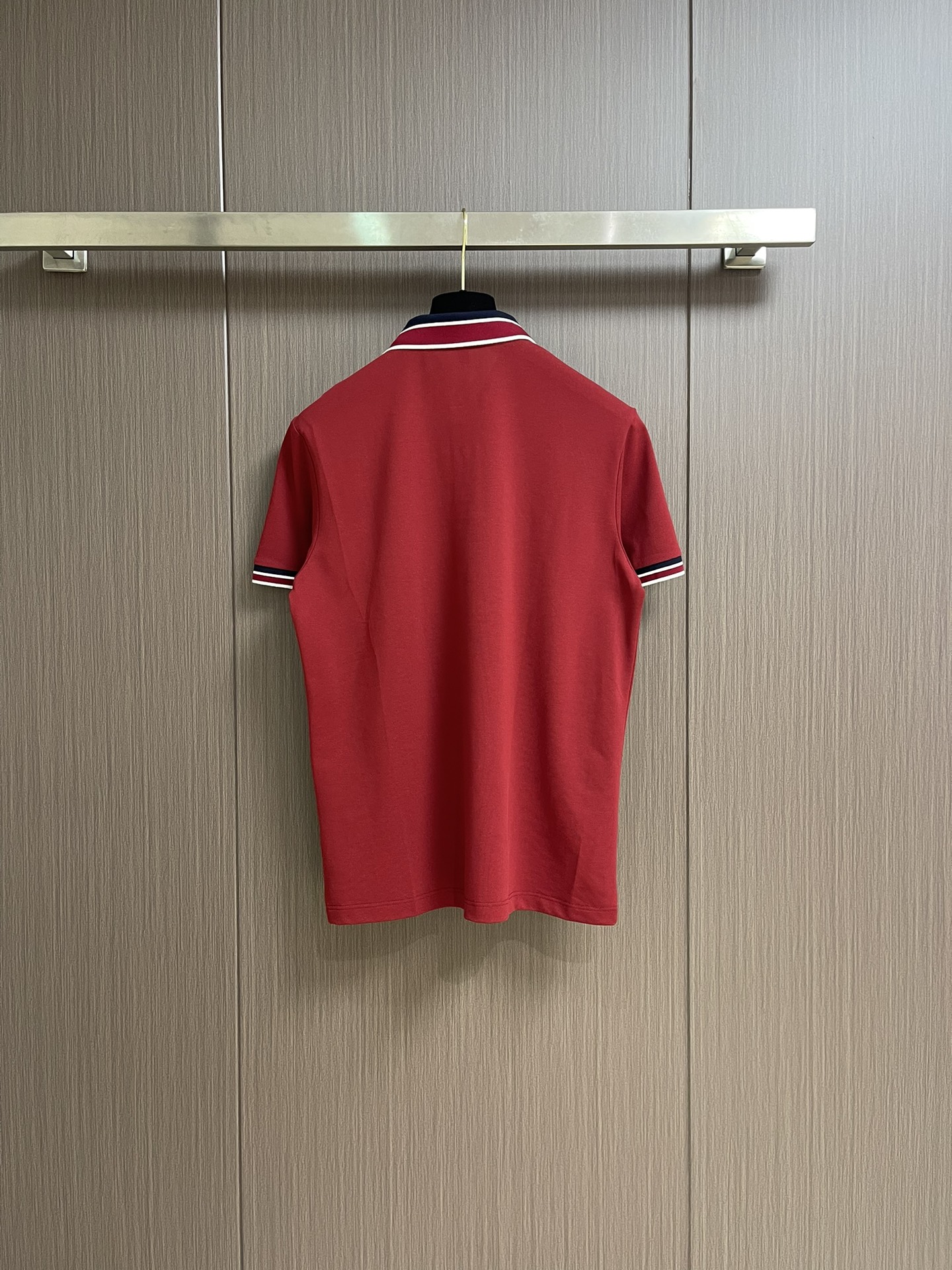 
TB ThomBrowne汤姆布朗 撞色织带Polo短袖POLO马球衫，定制三色彩带袖口领口螺纹面料 