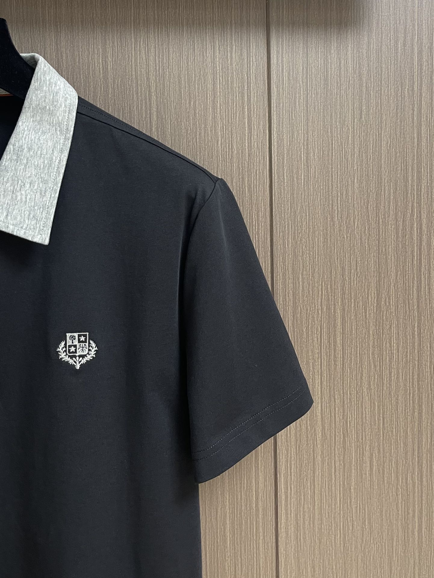 
lp。 LoroPiana 2025ss春夏老钱新贵推荐！商务通勤撞色翻领短袖POLO 衫 打破纽扣式