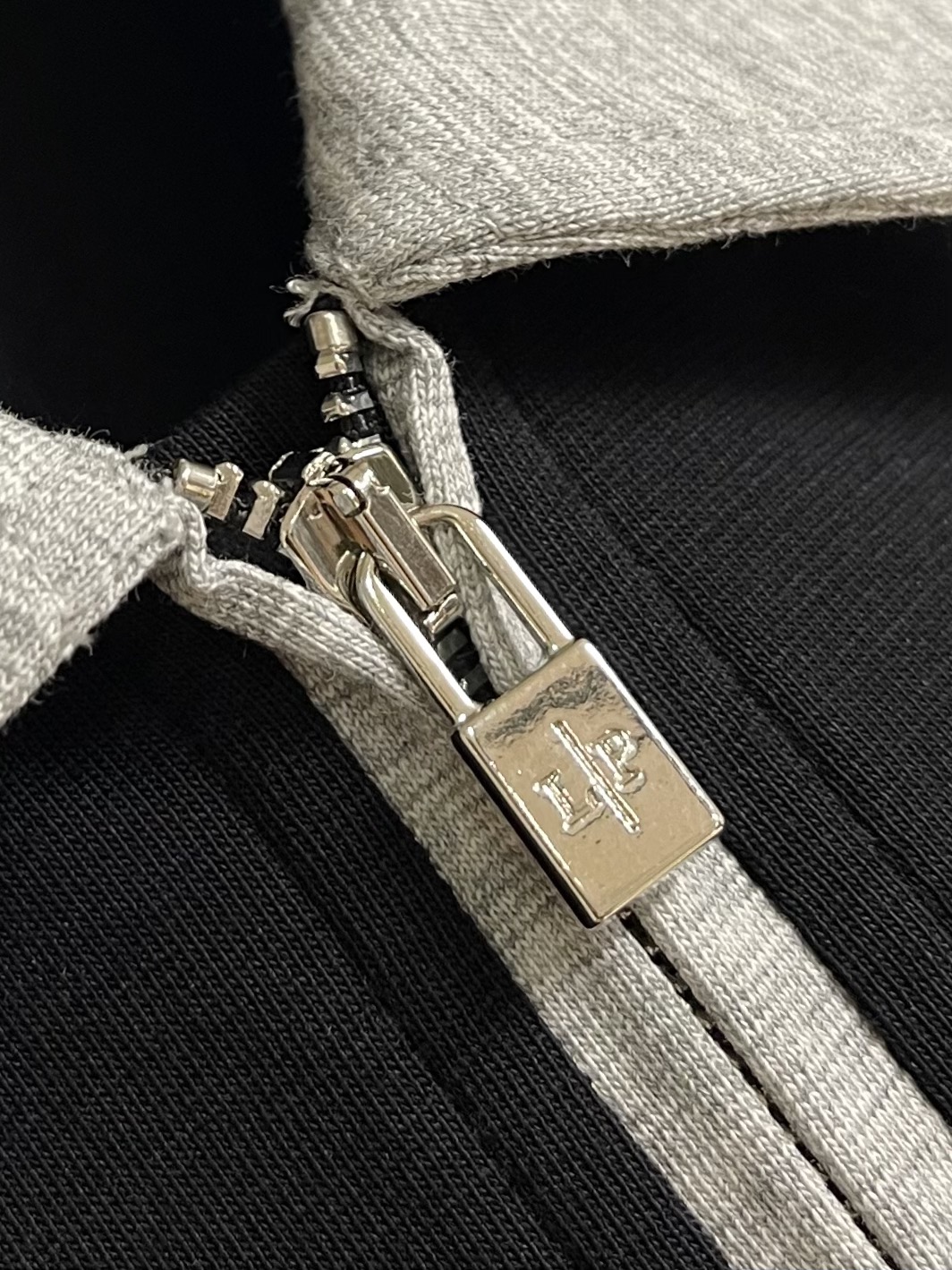 
lp。 LoroPiana 2025ss春夏老钱新贵推荐！商务通勤撞色翻领短袖POLO 衫 打破纽扣式