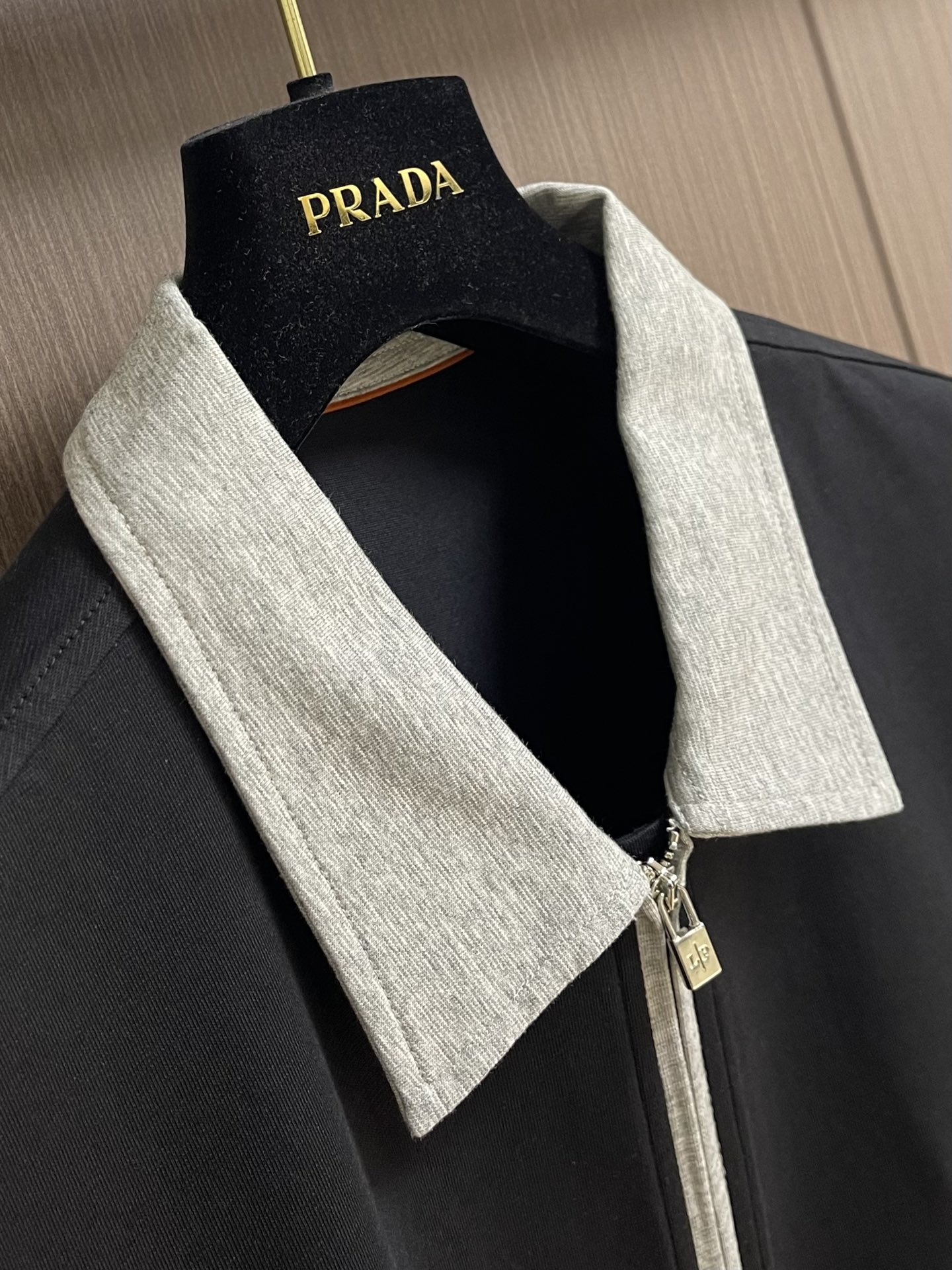 
lp。 LoroPiana 2025ss春夏老钱新贵推荐！商务通勤撞色翻领短袖POLO 衫 打破纽扣式