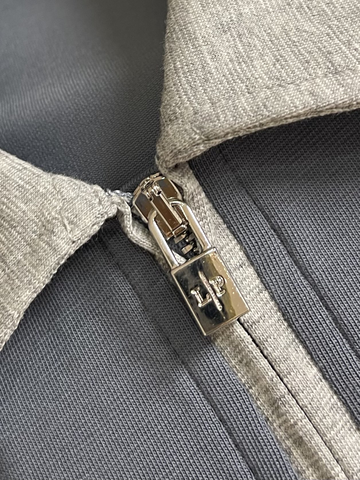 
lp。 LoroPiana 2025ss春夏老钱新贵推荐！商务通勤撞色翻领短袖POLO 衫 打破纽扣式