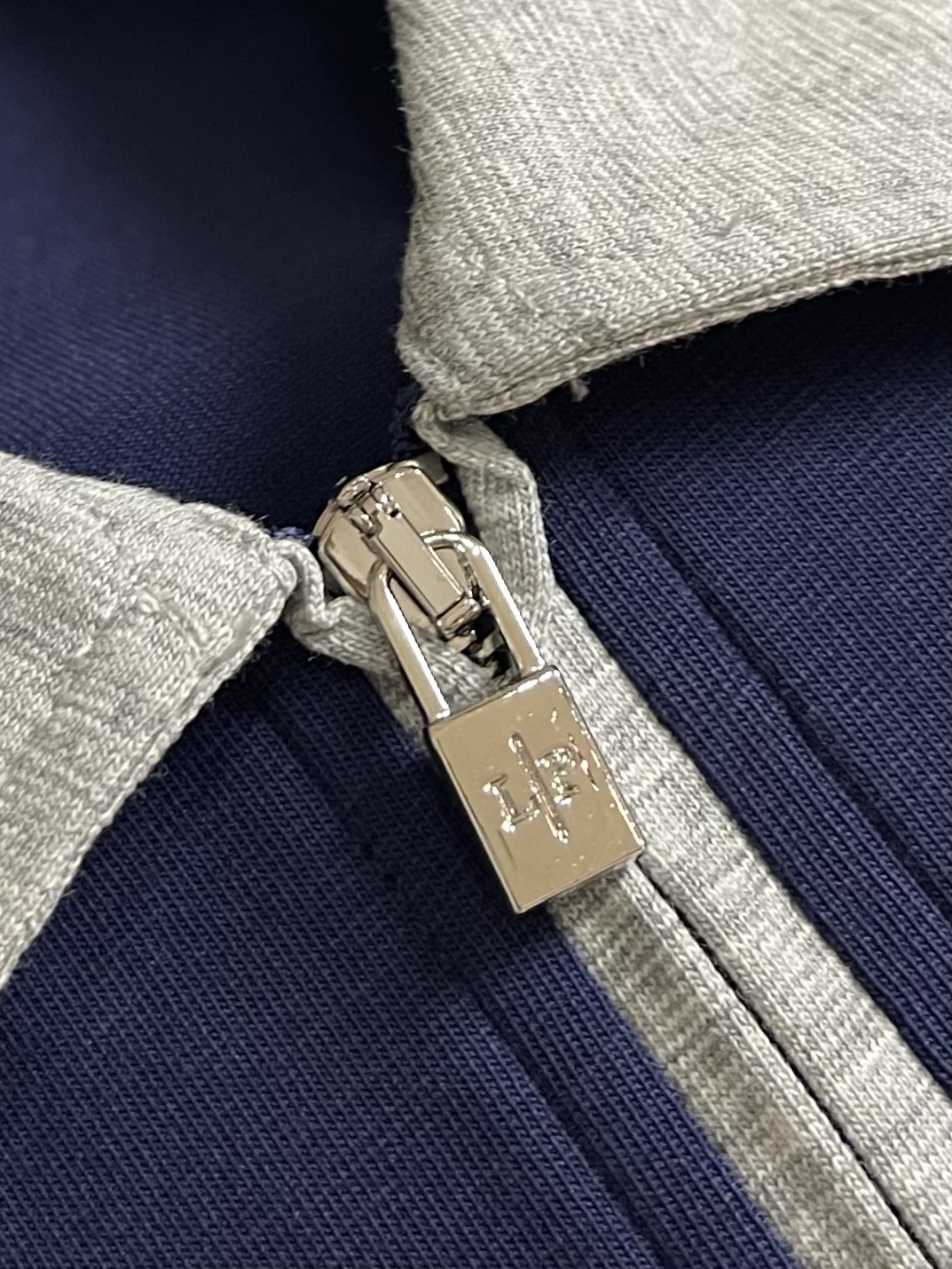 
lp。 LoroPiana 2025ss春夏老钱新贵推荐！商务通勤撞色翻领短袖POLO 衫 打破纽扣式