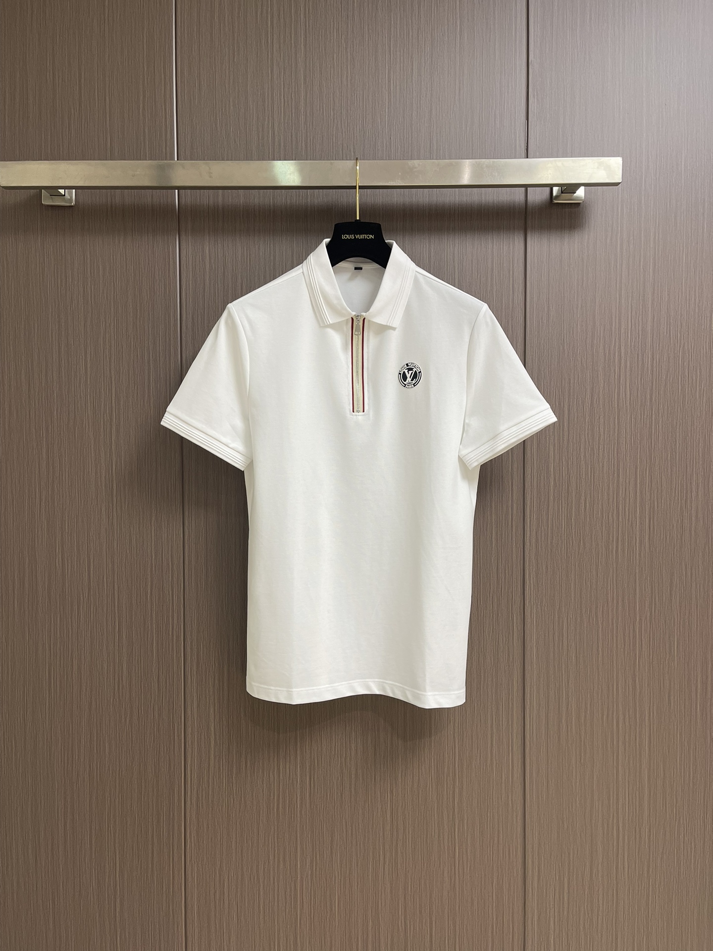 NO:425925,LV 2025SS new spring and summer short-sleeved lapel T-shirt polo, customized high-end vermill fabric simple and fashionable, color-blocking threads are super beautiful!  Classic logo simple and elegant style!  Full of high-end feel, wearable in all seasons. Simple European style. Size M-3XL, louis vuitton, T-shirt, tees, t-shirt, alexander wang19860909LV 2025SS新款春夏短袖翻领T恤polo,定制高端朱地面料简单时尚款,拼色螺纹超级好看！经典logo简单大方的款式！满满的高级感,四季可穿.简欧风格.尺码M-3XL,,louis vuitton,T-shirt,tees，t-shirt,alexander wang,Men's clothing