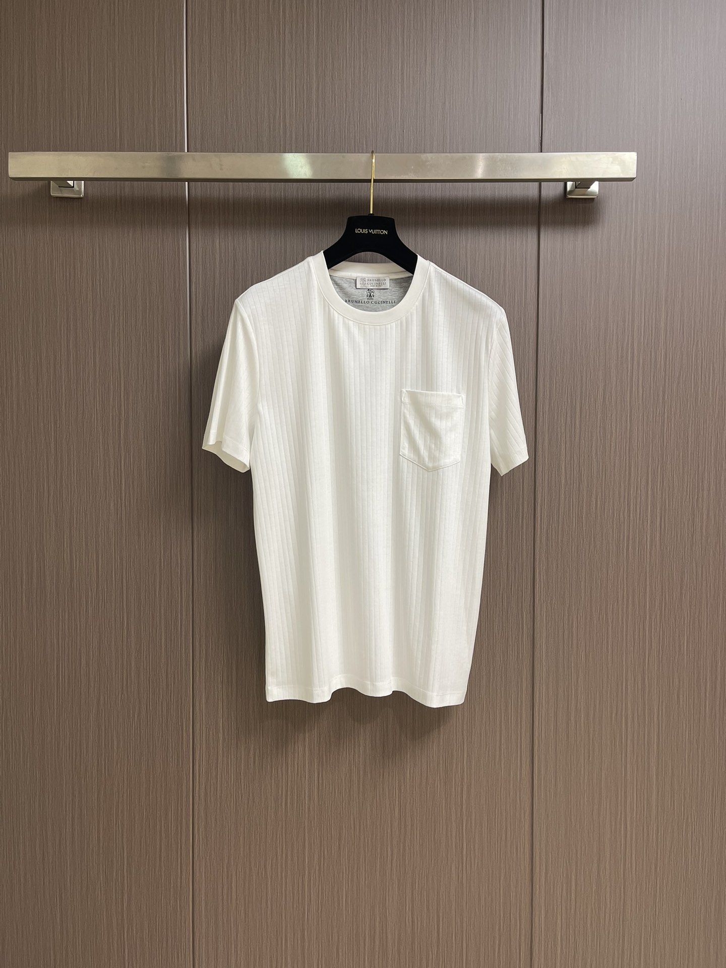 NO:425892,BrunelloCucinelli BC vertical pattern business casual round neck short-sleeved T-shirt pocket design inner collar letter printed logo Combination tailoring The upper body is refreshing and clean and textured Combination tailoring The fabric is made of mercerized cotton The surface has a warm luster The vertical texture for customer supplies to woven to break the dullness The upper body has a good visual sense, casual and fashionable feeling The fabric is overall comfortable, skin-friendly, breathable, and has a very crisp shape. Size M-3XL, brunellocucinelli, T-shirt,tees, t-shirt,alexander wang19860909BrunelloCucinelli BC 竖纹商务休闲圆领短袖T恤 口袋款的设计 内领字母印花标识 合体的剪裁 上身清爽干净而显质感 合体的剪裁 面料采用丝光棉的材质 表面有着温润的光泽感 客供订织竖纹理 打破沉闷 上身有着很好的视觉感 随性自在时尚感 面料整体 舒适 亲肤 透气 又有很好的挺括型.尺码M-3XL,,brunello cucinelli,T-shirt,tees，t-shirt,alexander wang,Men's clothing