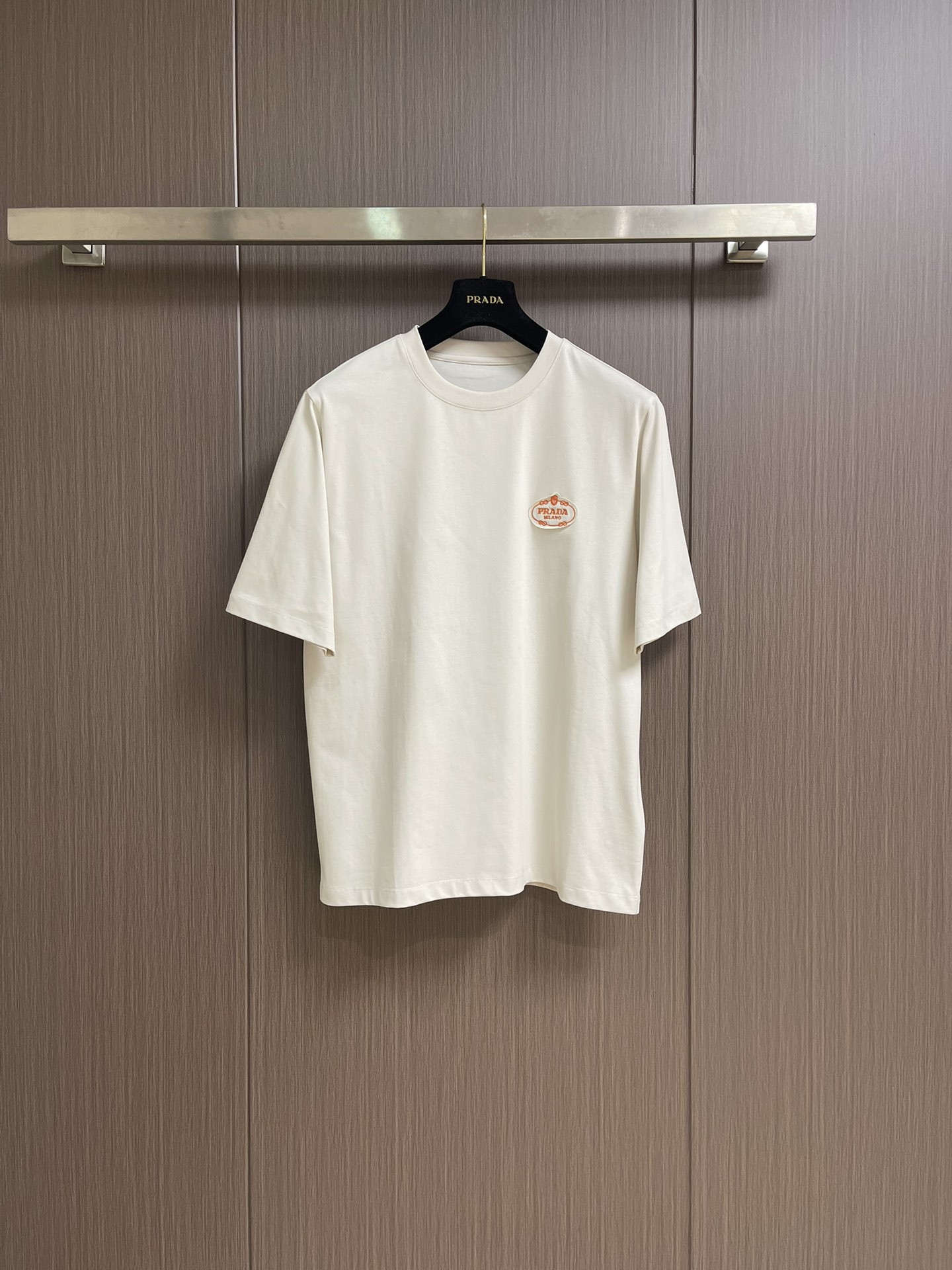 NO:425896,PRADA 2025ss new embroidered logo short-sleeved T-shirt, exclusively customized with original board 260g 32 double yarn pure cotton fabric texture is very soft and comfortable, matched with 320g 1x1 thread (the fabric threads are the same as the cylinder, and there is no color difference, not easy to deform) Size M-3XL,,prada,T-shirt,tees,t-shirt,alexander wang19860909PRADA 2025ss新款刺绣logo短袖T恤,采用原板独家定制260克32支双纱纯棉面料质感非常柔软舒服,搭配320克1x1螺纹（面料螺纹同缸定染无色差 不易变形）尺码M-3XL,,prada,T-shirt,tees，t-shirt,alexander wang,Men's clothing